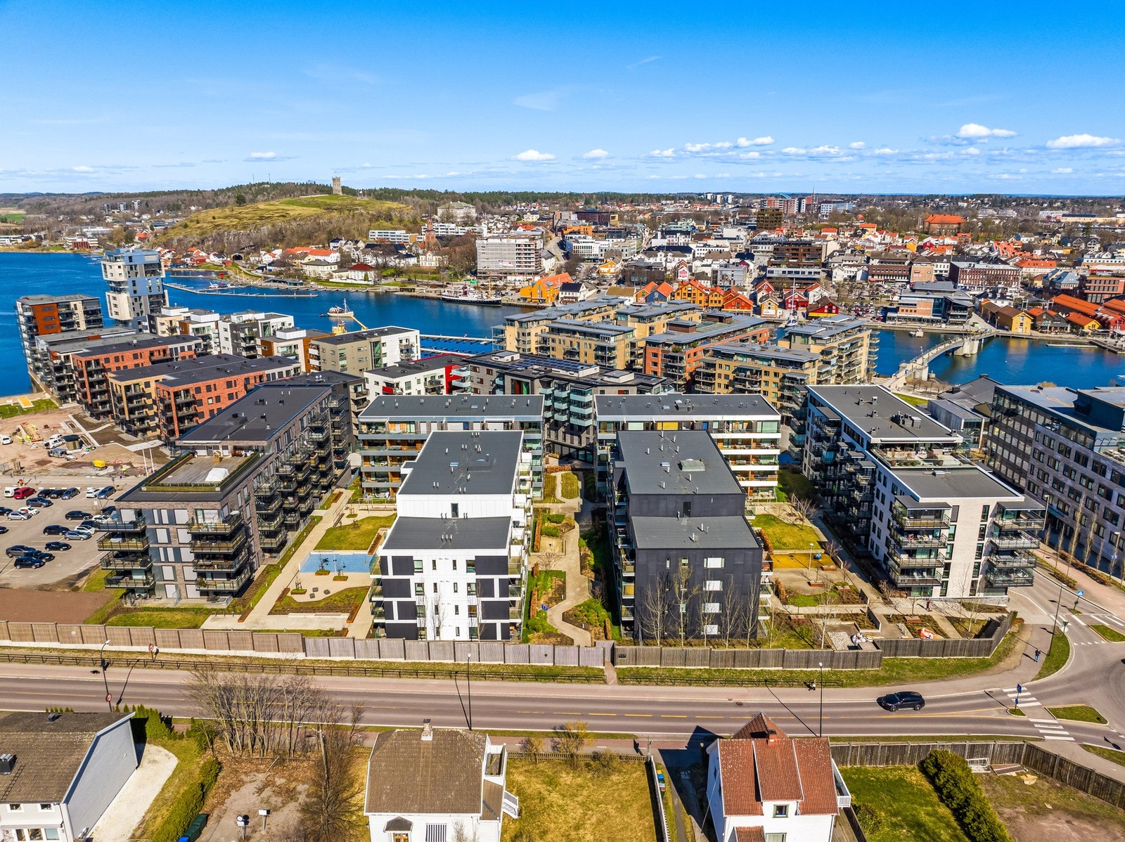 Her kan du vandre langs bryggekanten, nyte utsikten mot fjorden og Slottsfjellet, eller stikke innom en urban kafé. Galleribilde
