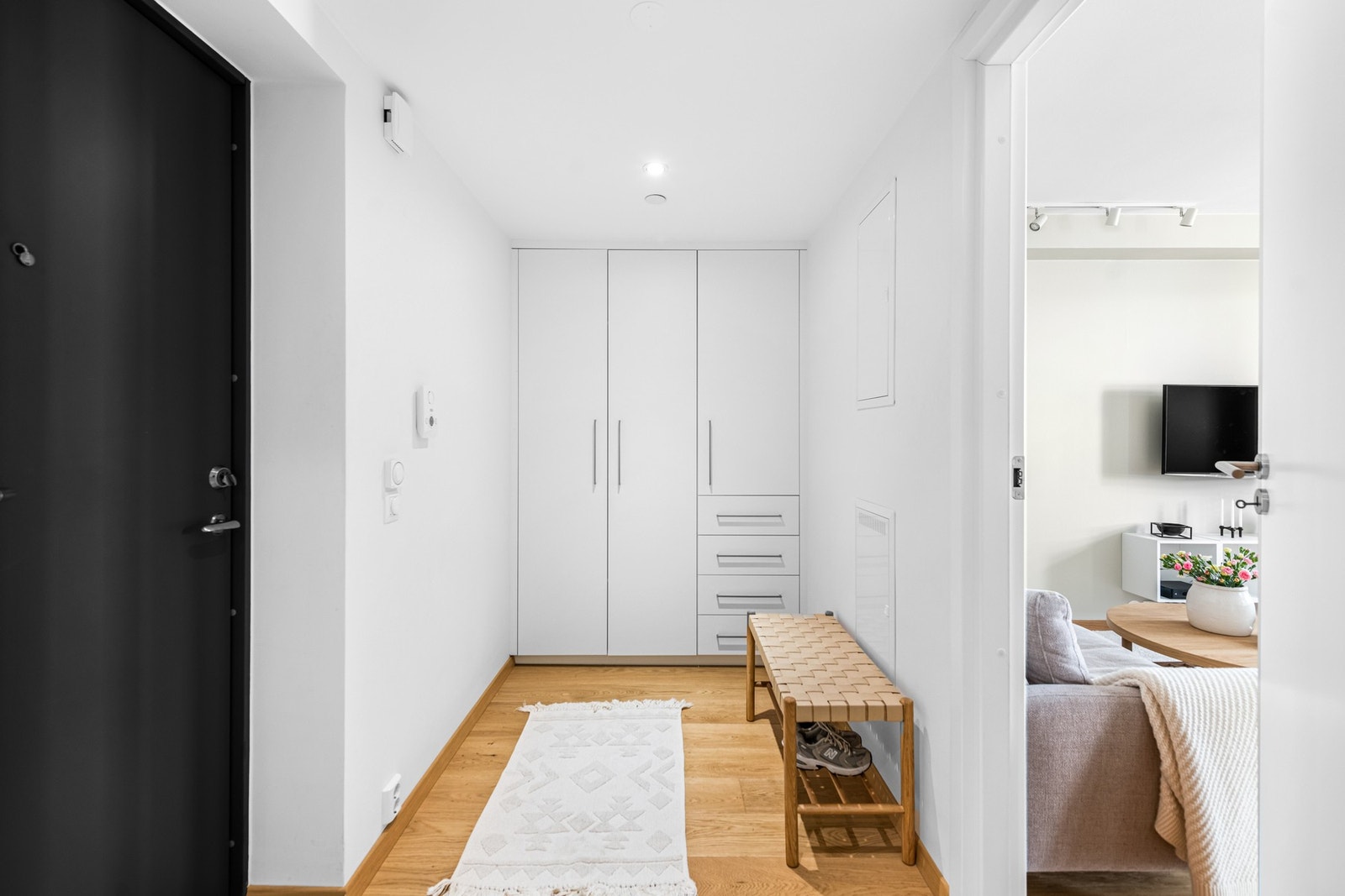 Entréen er romslig med skap, downlights og dørcalling. Galleribilde