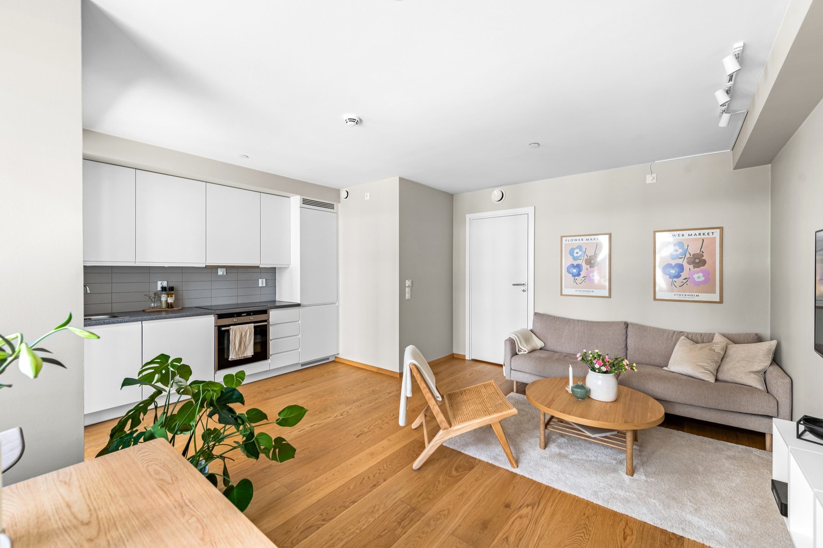 Leiligheten ligger i byggets tredje etasje og byr på gjennomført standard, heis, porttelefon og balkong på ca. 5 m². Planløsningen er effektiv med åpen stue- og kjøkkenløsning som skaper en luftig og sosial atmosfære. Galleribilde