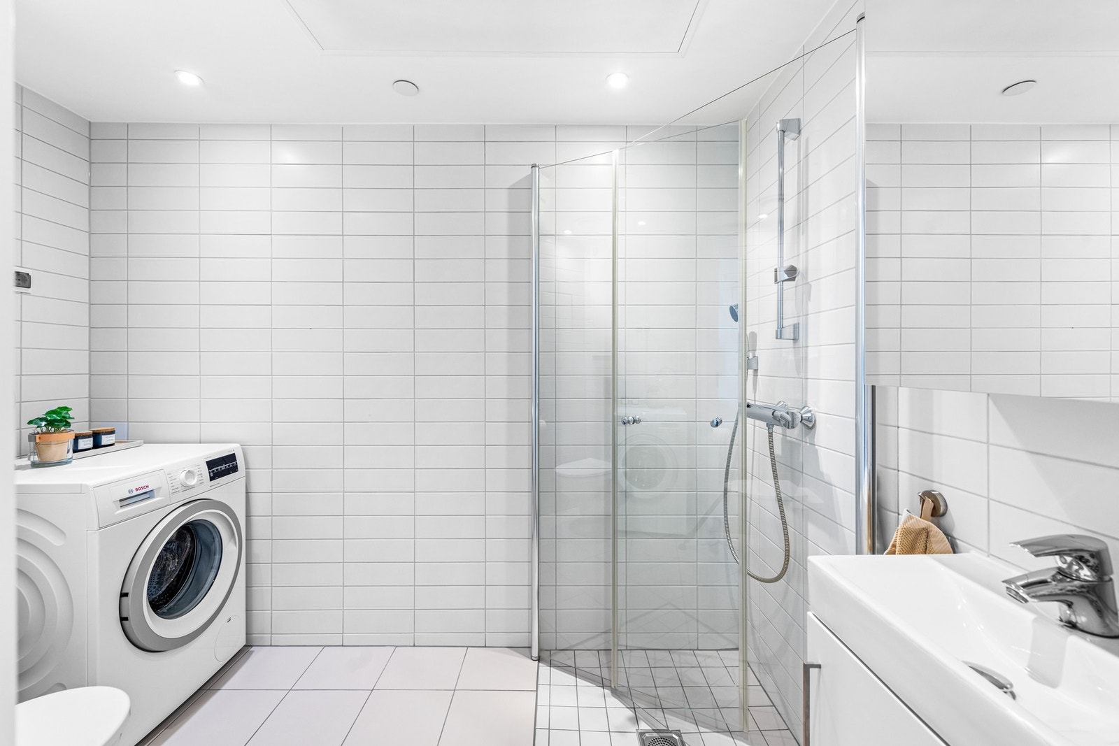 Det delikate badet er flislagt, har varmekabler, dusjhjørne og plass til vaskemaskin. Galleribilde