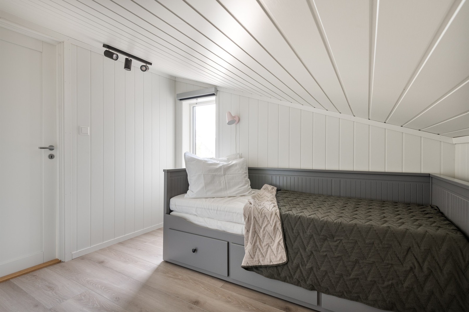 Rom innredet til soverom, men pga noe lav takhøyde pga skråtak kvalifiserer ikke rommet til soverom Galleribilde