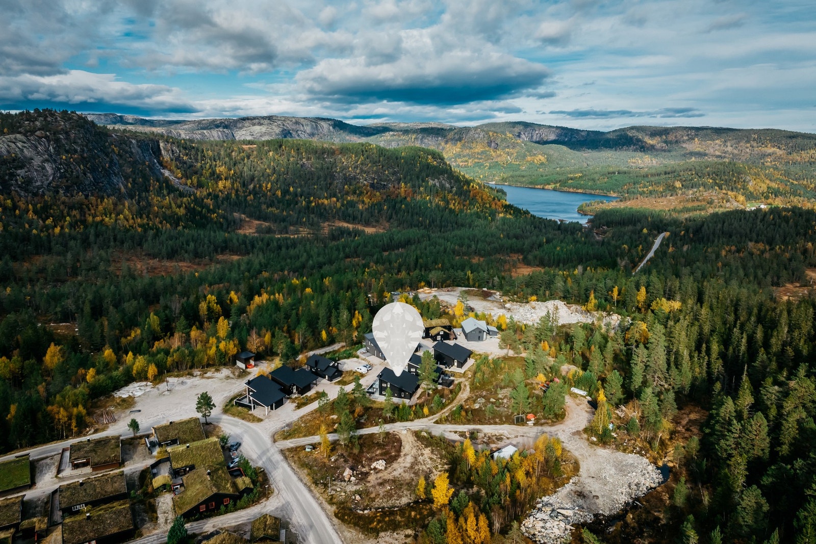 Hytta ligger i umiddelbar nærhet til alpint og langrennsløyper Galleribilde