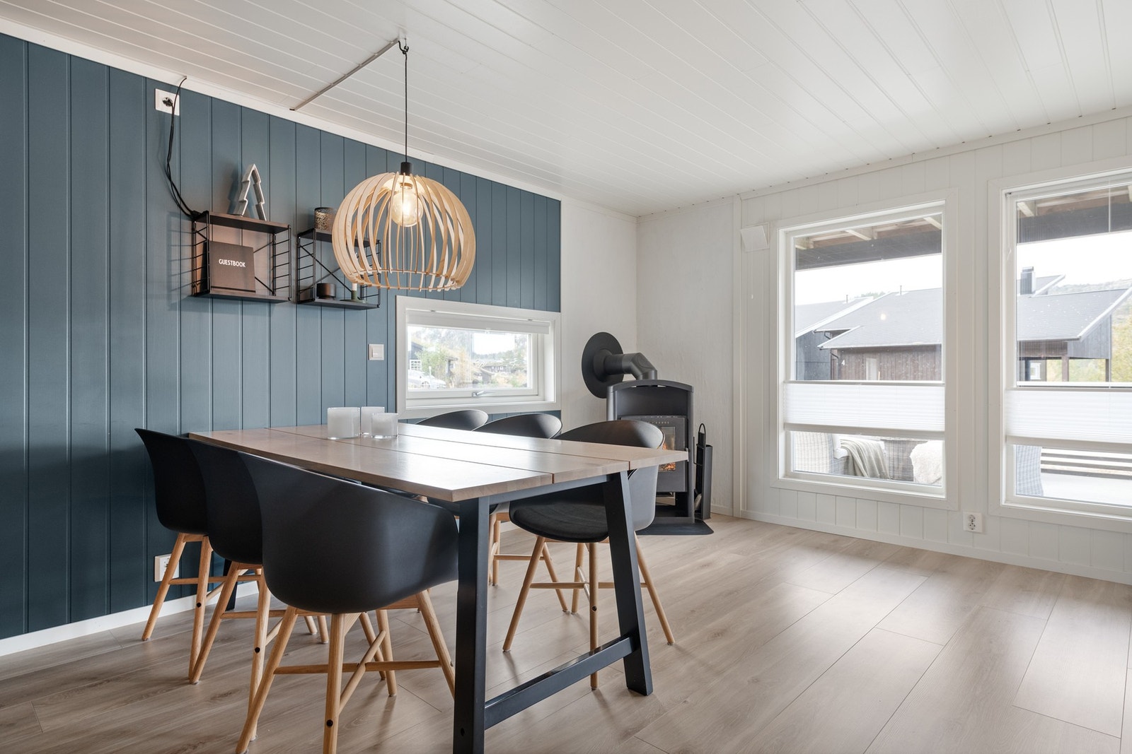 Rommet har store vindusflater som slipper inn rikelig med naturlig lys, og byr samtidig på et hyggelig utsyn over naturen Galleribilde