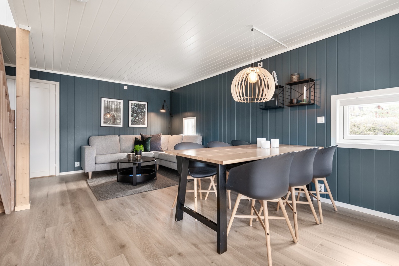 Lun og fin stue med god plass til både sofa og spisestue Galleribilde