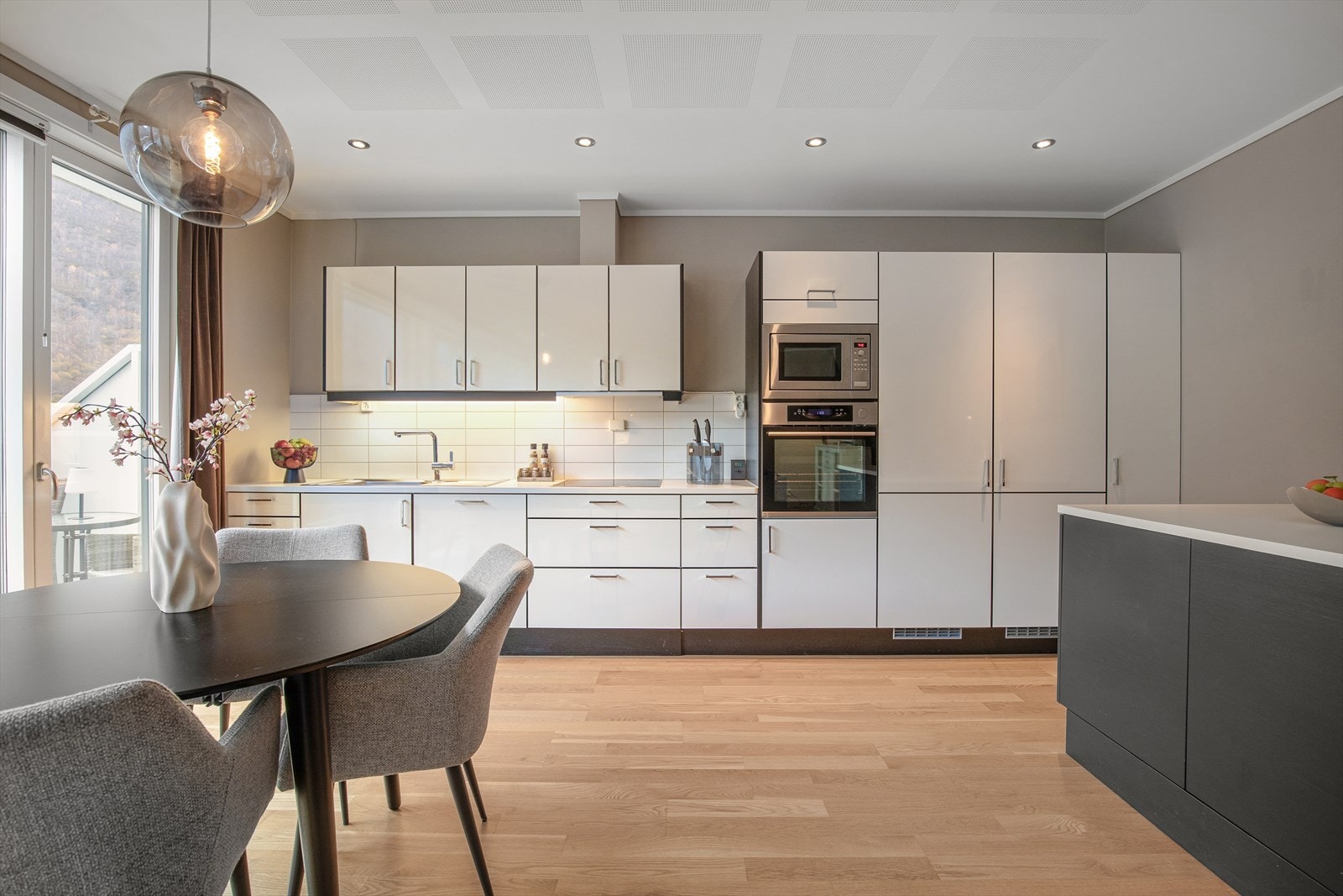 Leilegheita har eit flott, velutstyrt Norema kjøkken der ein kan vere sosial med gjester mens ein tilbredar maten. Innredninga er kvit, glatte frontar, sølvfarga handtak og benkeplate av laminat. Galleribilde