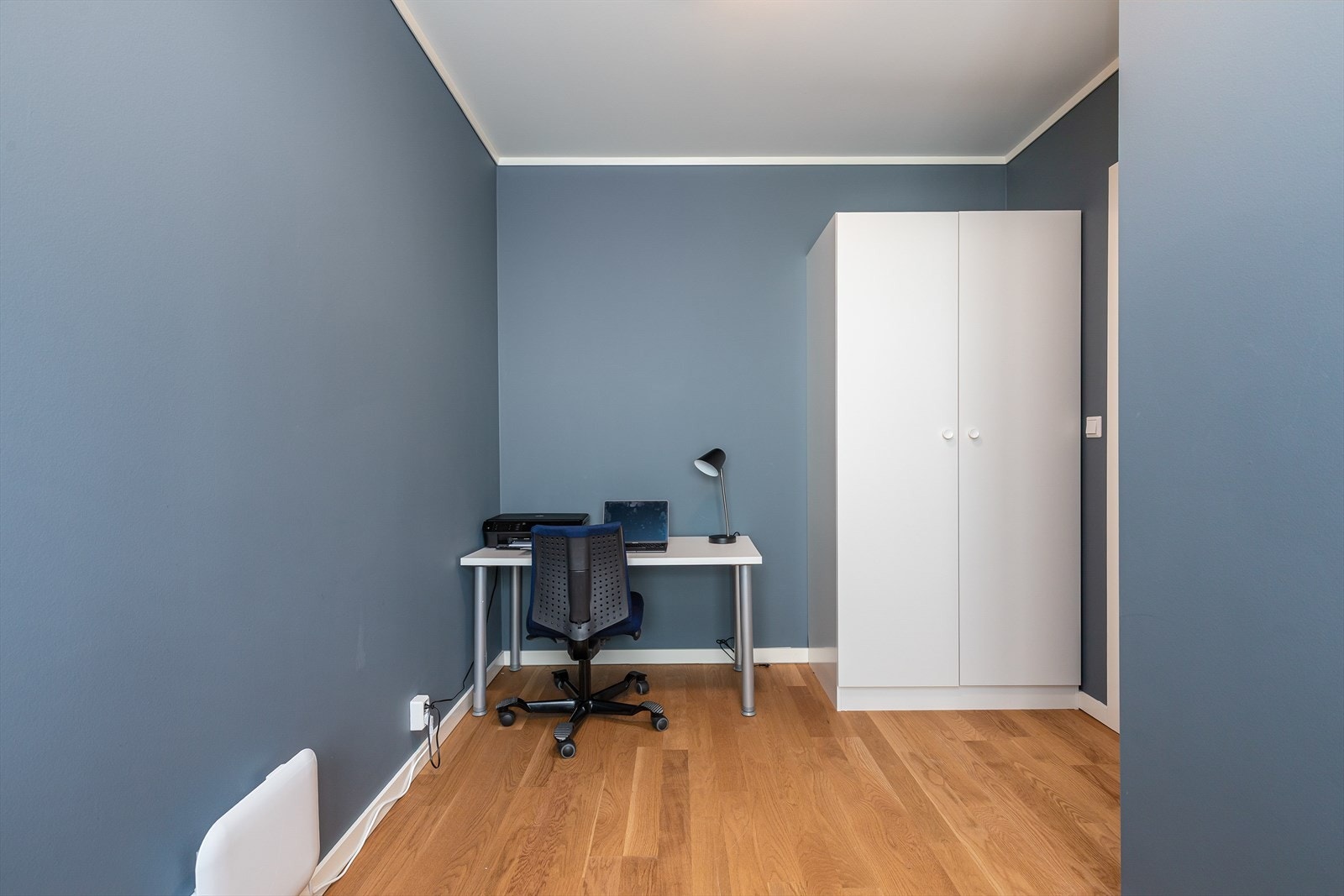 Soverom nr. 2 har plass til stort garderobeskap og seng om ynskjeleg. Rommet blir idag brukt som gjesterom/hobbyrom, og har god utforming med store vindaugsflater. Galleribilde