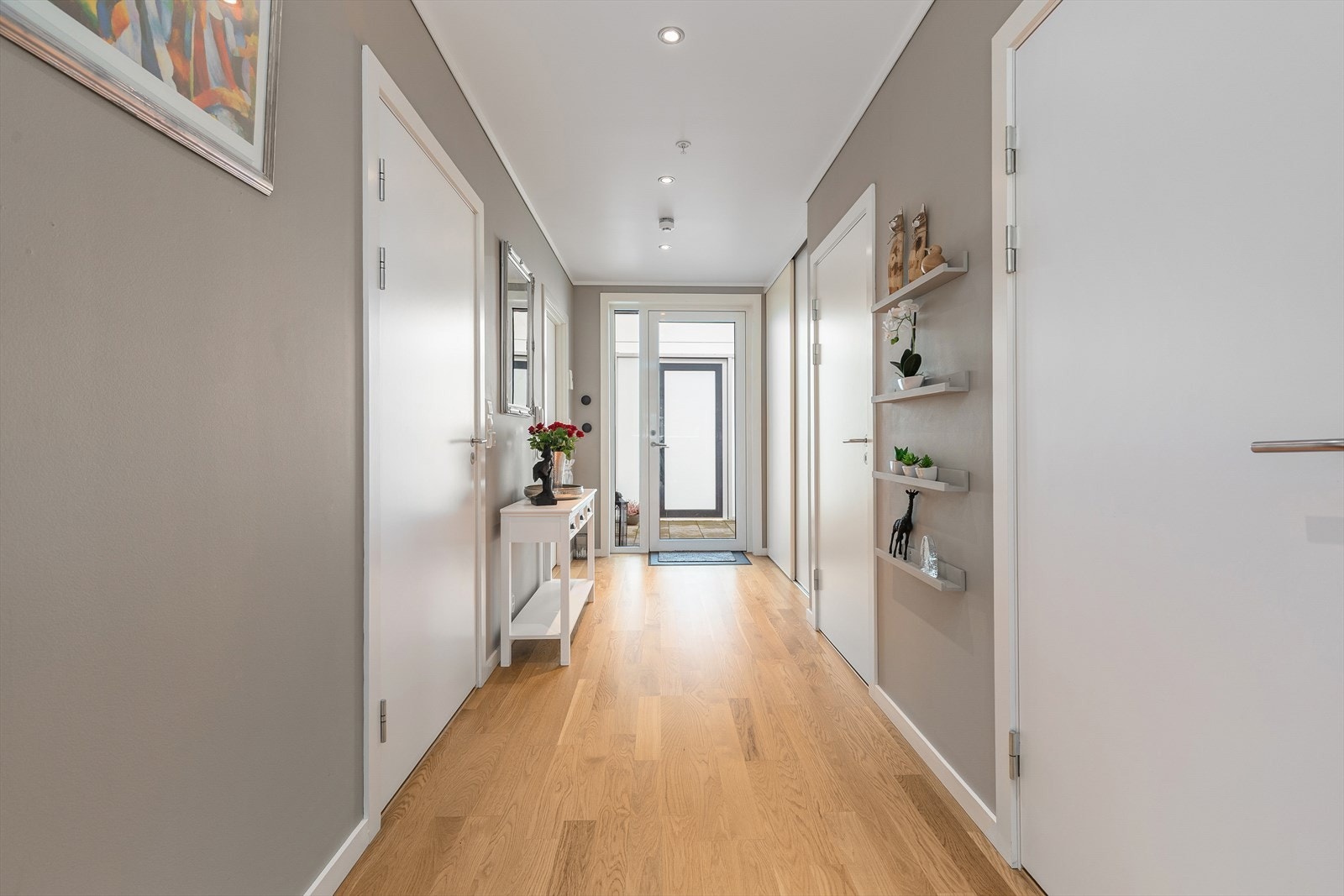 Leilegheita er gjennomgåande og har lysinnslepp i begge retningar. Galleribilde