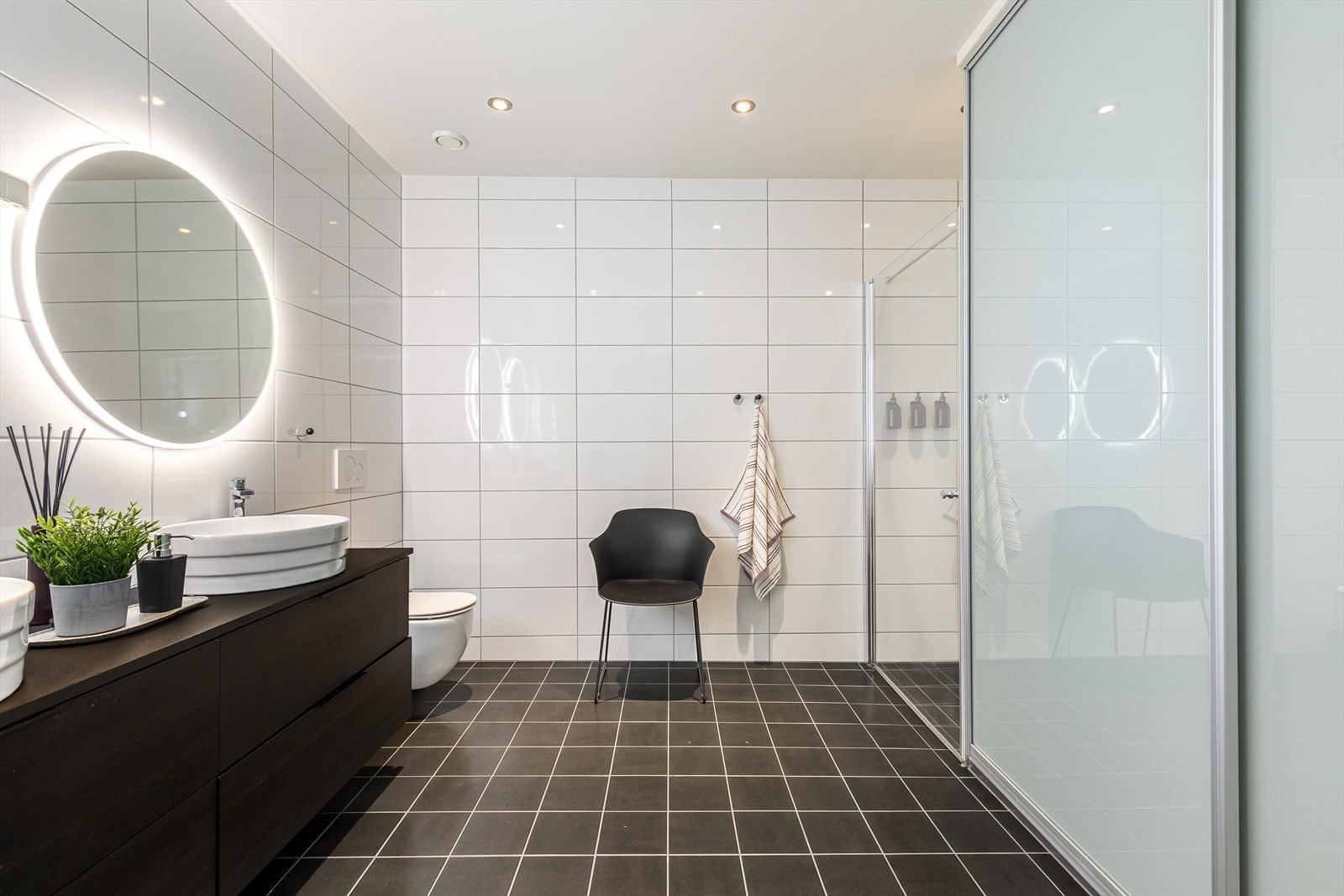 Planløysinga byr på eit modernisert bad. Badet har stilrein utforming, med golvvarme, downlights, dobbel vask og vegghengt toalett. Galleribilde