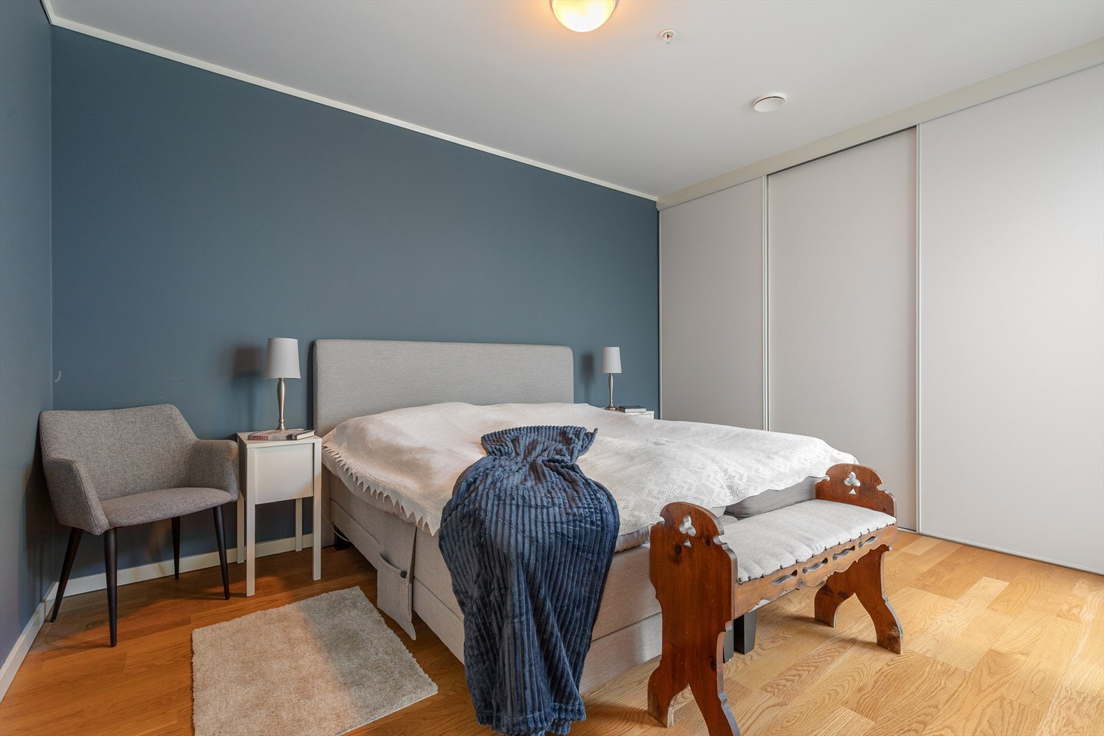 Leilegheita har to soverom med parkett og gipsveggar malt i tidsriktige fargar. Hovudsoverommet har stor skyvedørsgarderobe, og plass til både seng, nattbord og garderobeskap. Galleribilde