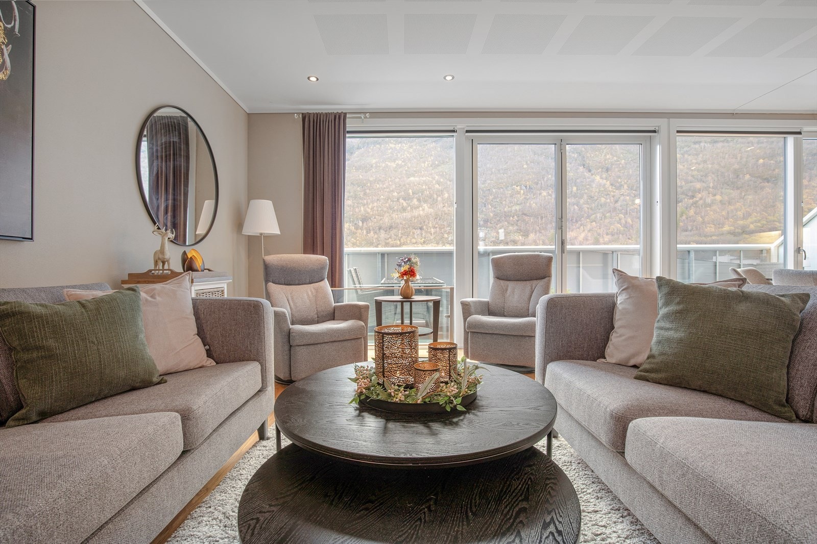 Leilegheita ligg i byggets 3. etasje og har følgande romfordeling: Gang, stove/kjøkken, bad/vaskerom, to soverom og bod. Galleribilde