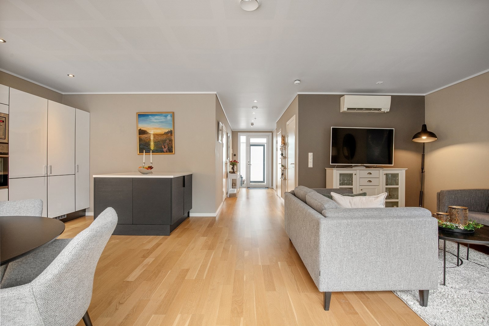 I tillegg er det også satt inn ei stor og romsleg kjøkkenøy med god benke- og skapplass. Galleribilde