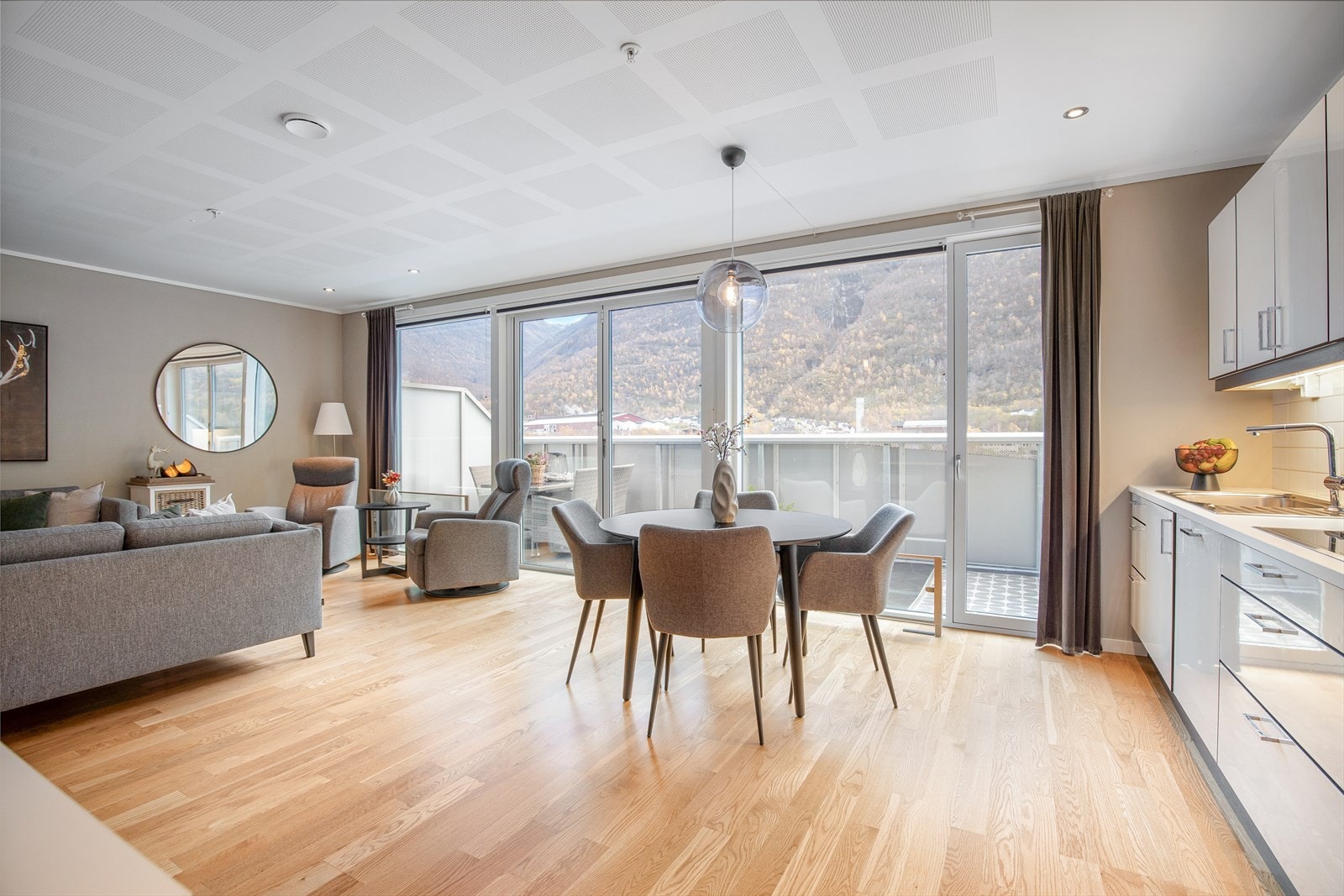 På golva er det parkett, som står i stil til veggflater av gips malt i ein lekker farge. Galleribilde