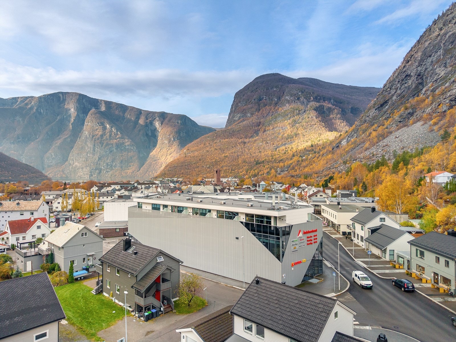 Leilegheita ligg sentralt til med attraktiv beliggenheit midt i sentrum av Øvre Årdal, og gangavstand til alt du måtte ynskje deg i kvardagen. Bygget er relativt nytt frå 2014, og har heistilgang til både leilegheit og garasje med tilhøyrande bod. Galleribilde