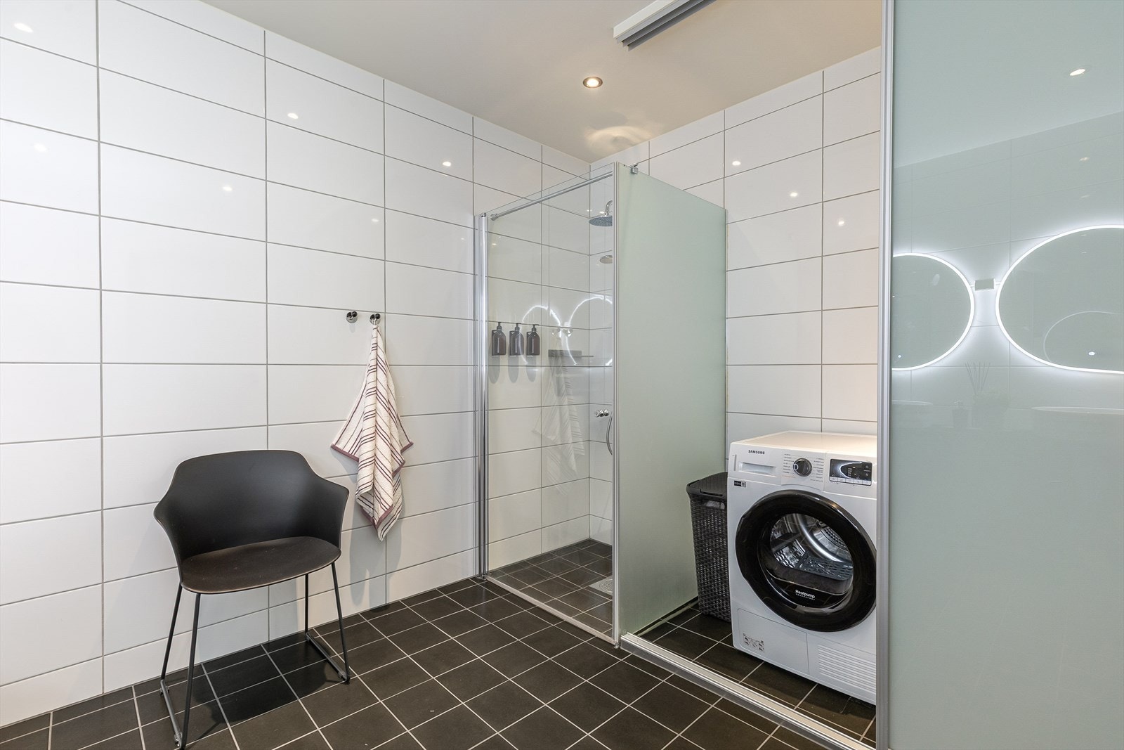 skyvedører der ein lett kan skjule både klesvask og vaskeredskap. Galleribilde