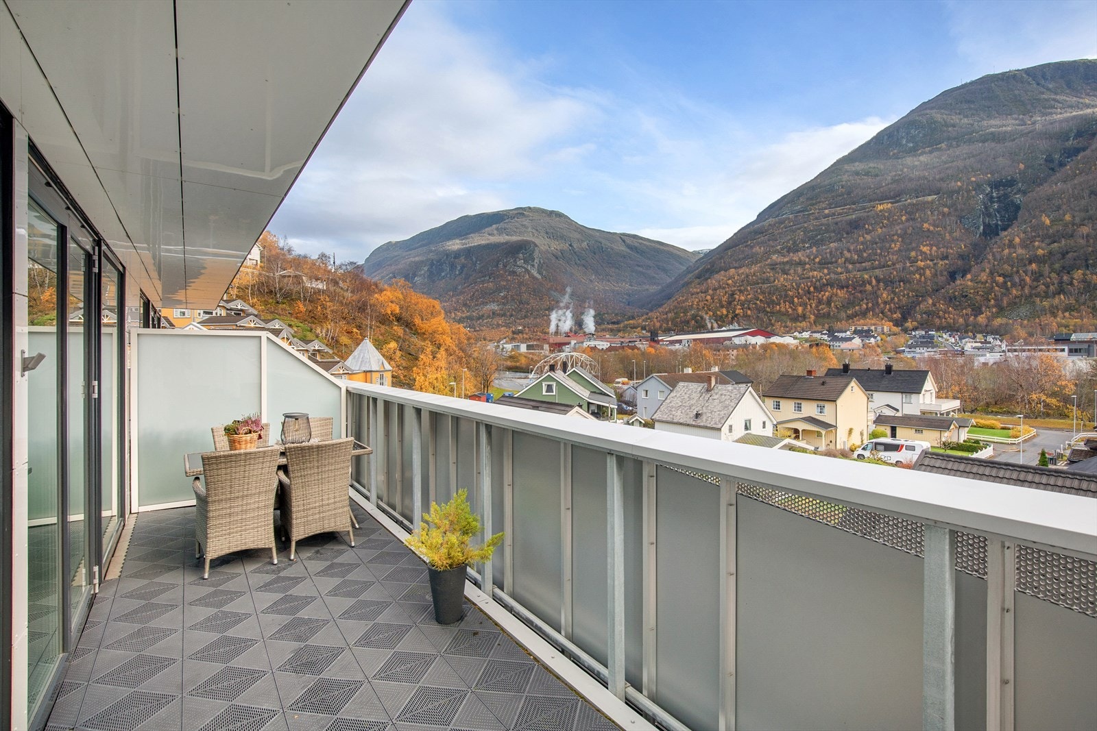 Lune kveldar kan nytast da glassdørene kan dras opp, slik at stemninga kan nytast fra både sofakroken og uteplassen. Galleribilde