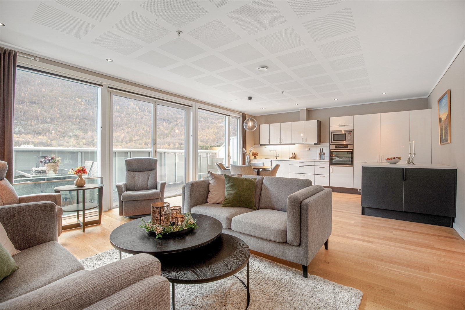 Stova er naturleg inndelt i ulike brukssoner, og det passar å innrede med spisebord i del saman med kjøkken. Galleribilde