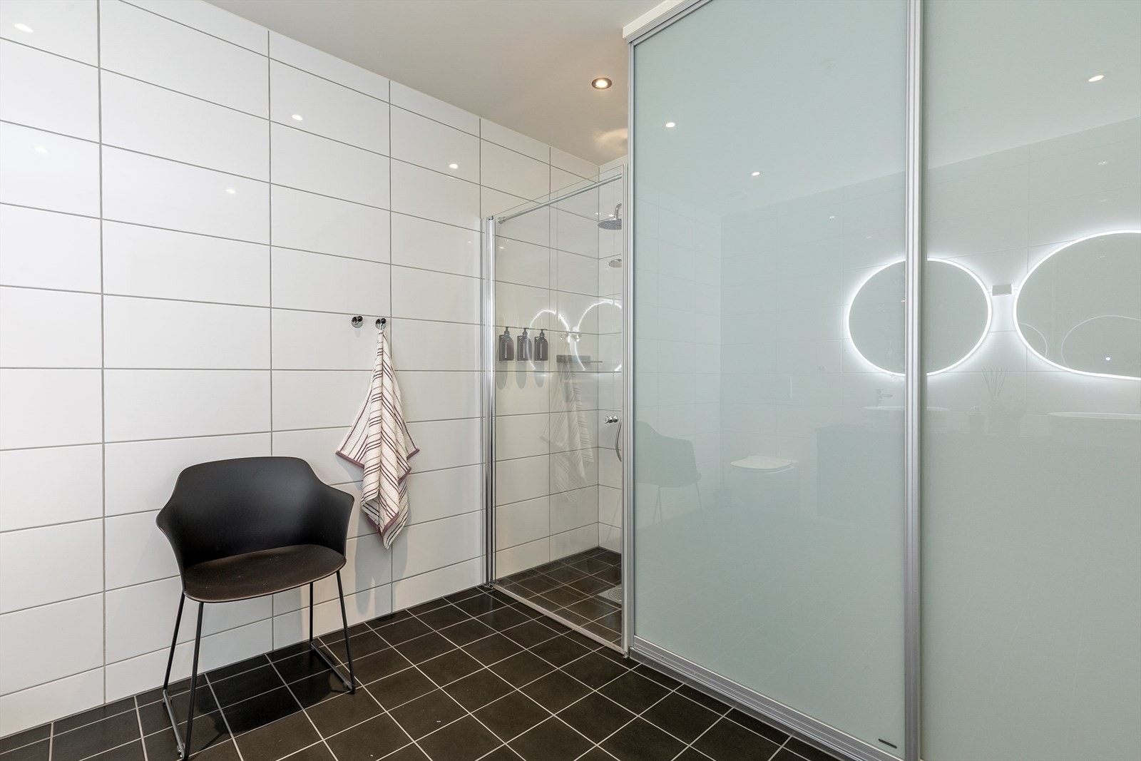 Vaskemaskin og tørketrommel er plassert bak ... Galleribilde