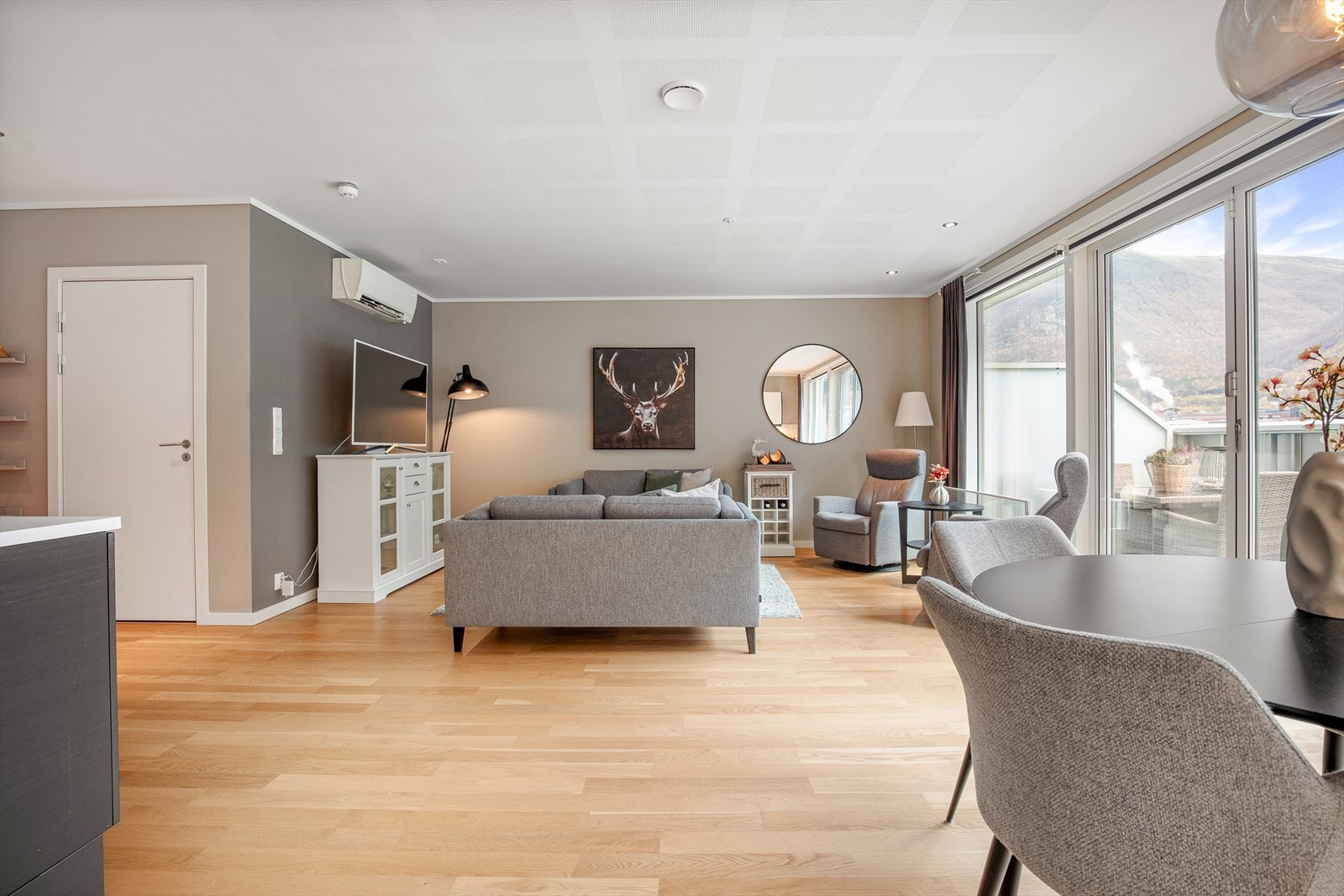 Stova og kjøkkenet utgjer eit ope og lekkert allrom, med svært gode lysforhald gjennom store vindaugsflater fra golv til tak. Galleribilde