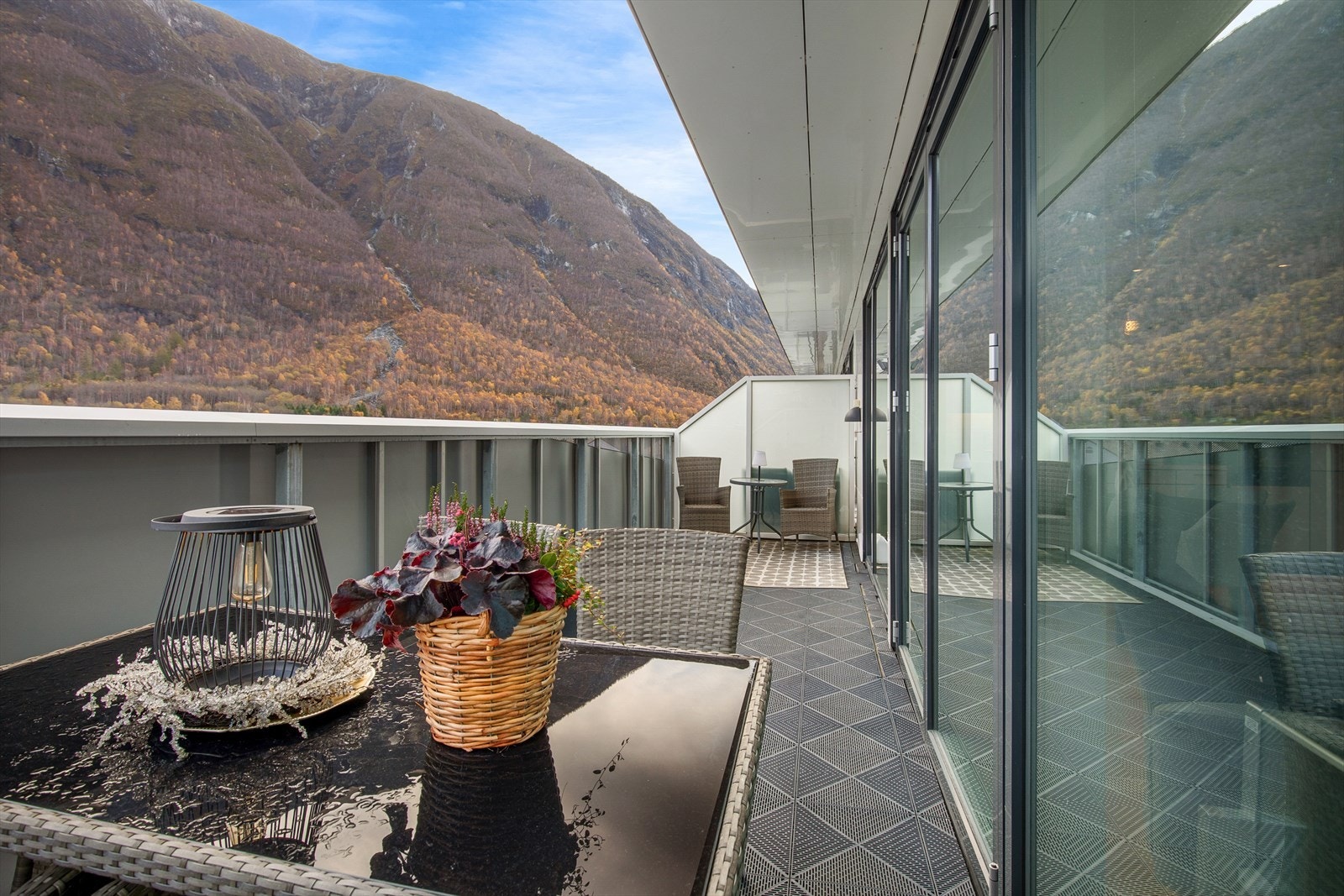 Balkongen gir fleire møbleringsmoglegheiter, og om sommaren er det hyggjeleg å nyte grillmiddagar ute i varmen. Galleribilde