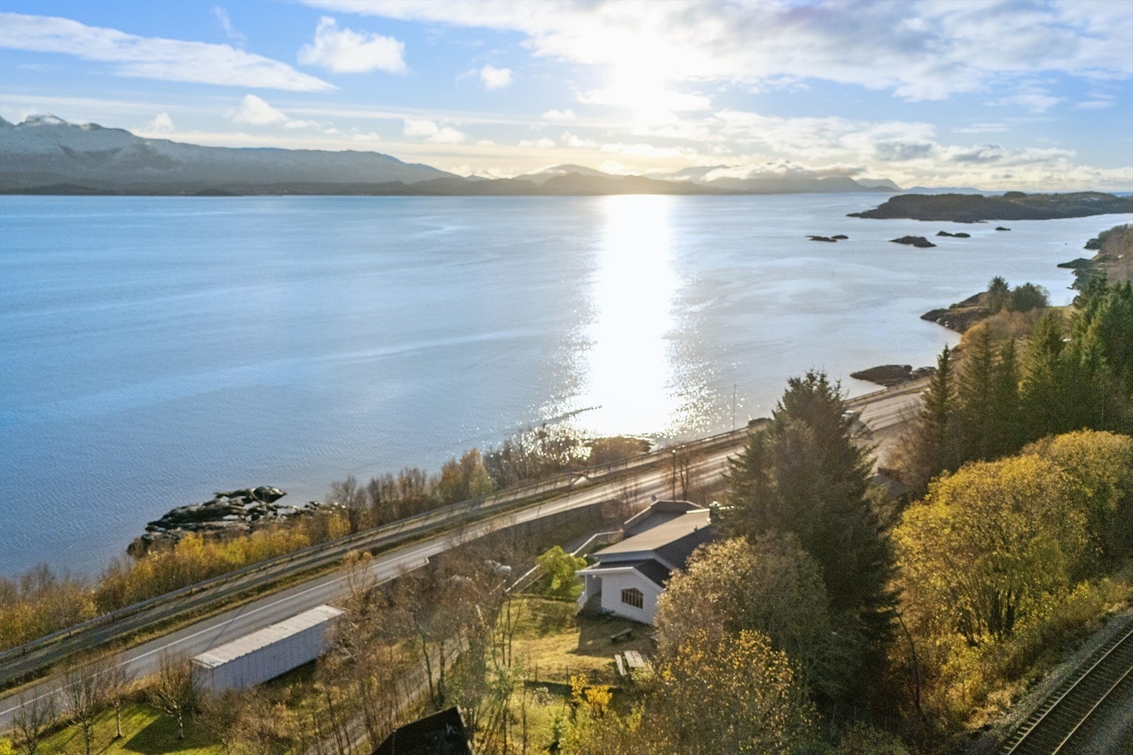 Naturskjønne og sjønære omgivelser. Galleribilde