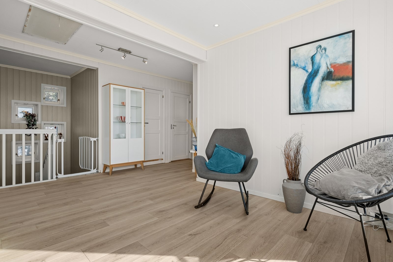 Lys og pen stue med god plass. Galleribilde