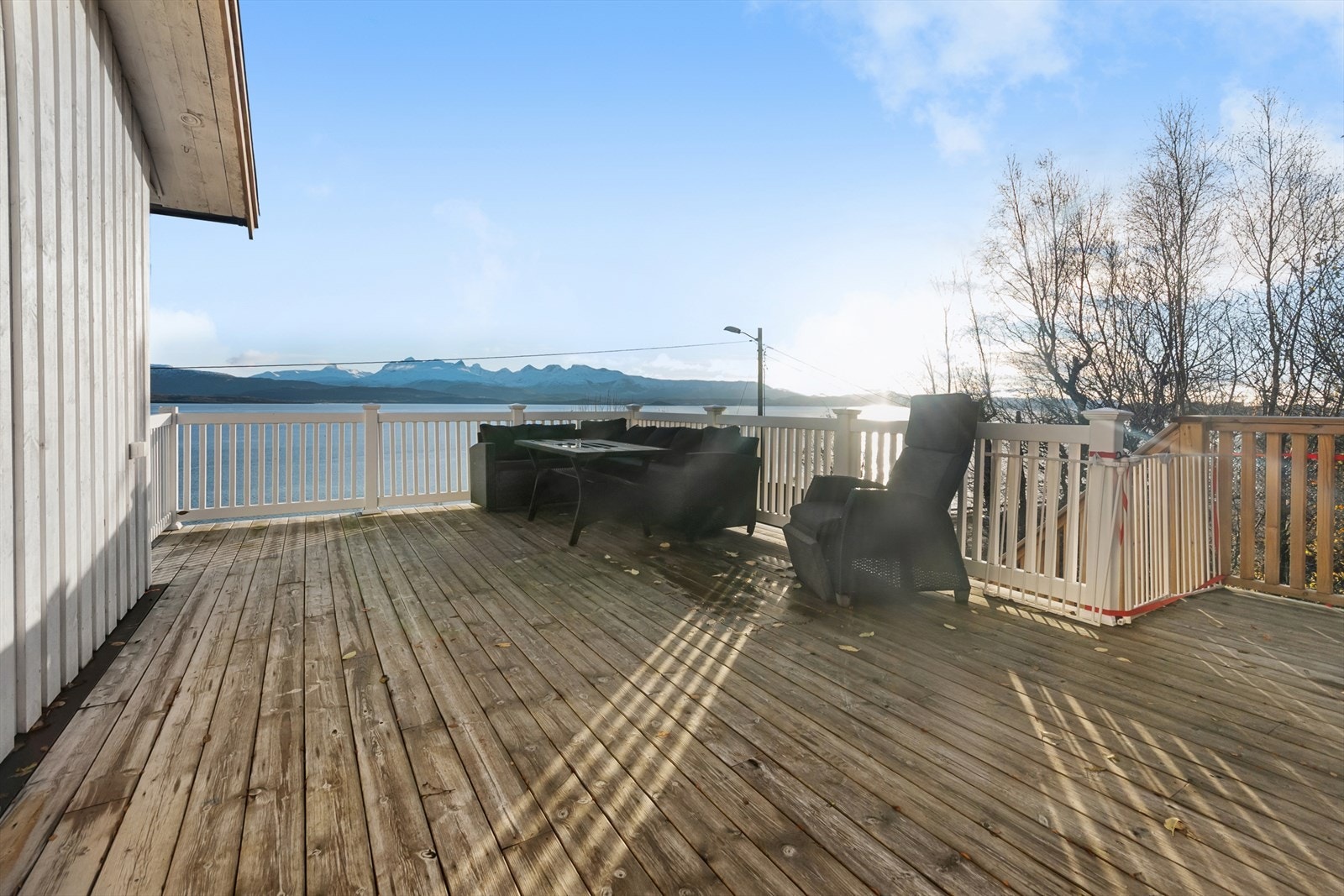 Store terrassearealer som omkranser eiendommen. Galleribilde