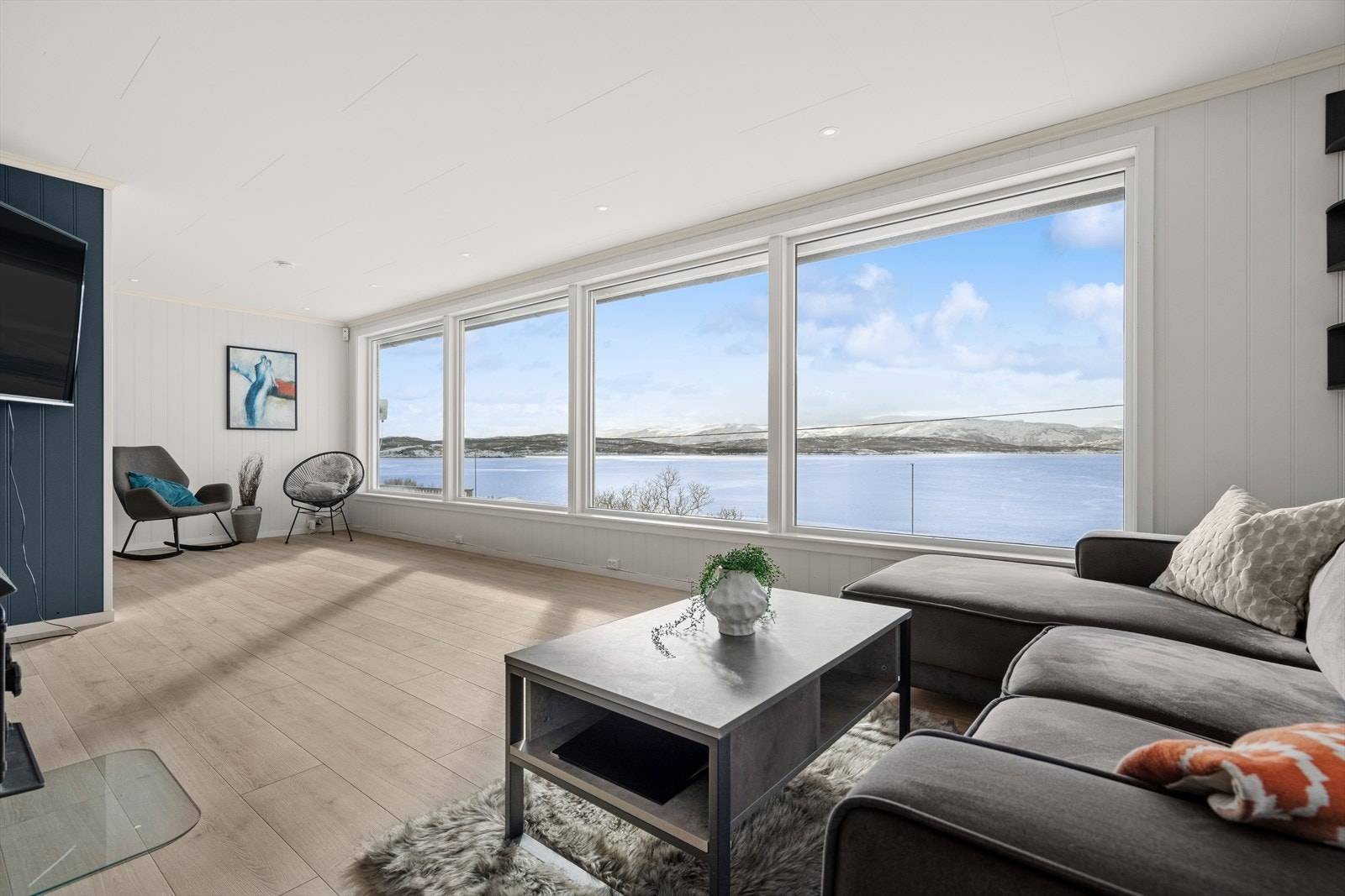 Romslig stue med god plass til flere møbleringer og med fantastisk utsikt. Galleribilde