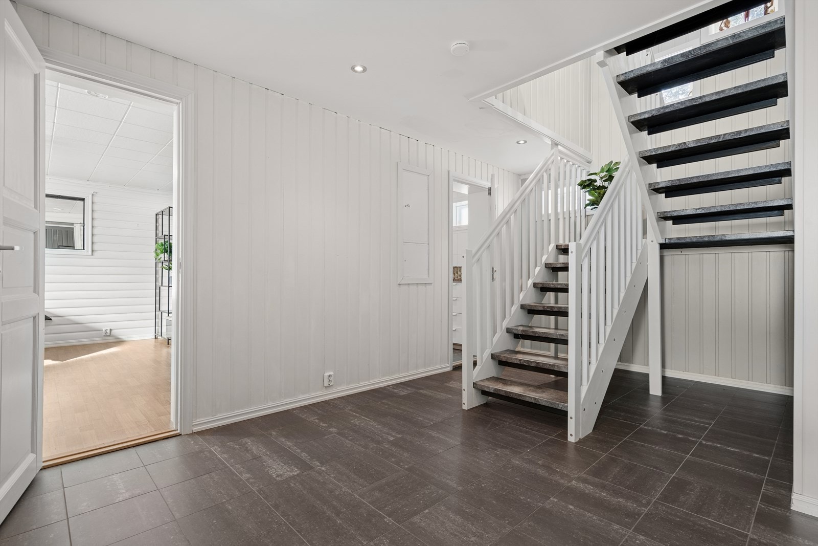 Romslig gang i underetasje med god plass til etablering av oppbevaring. Galleribilde