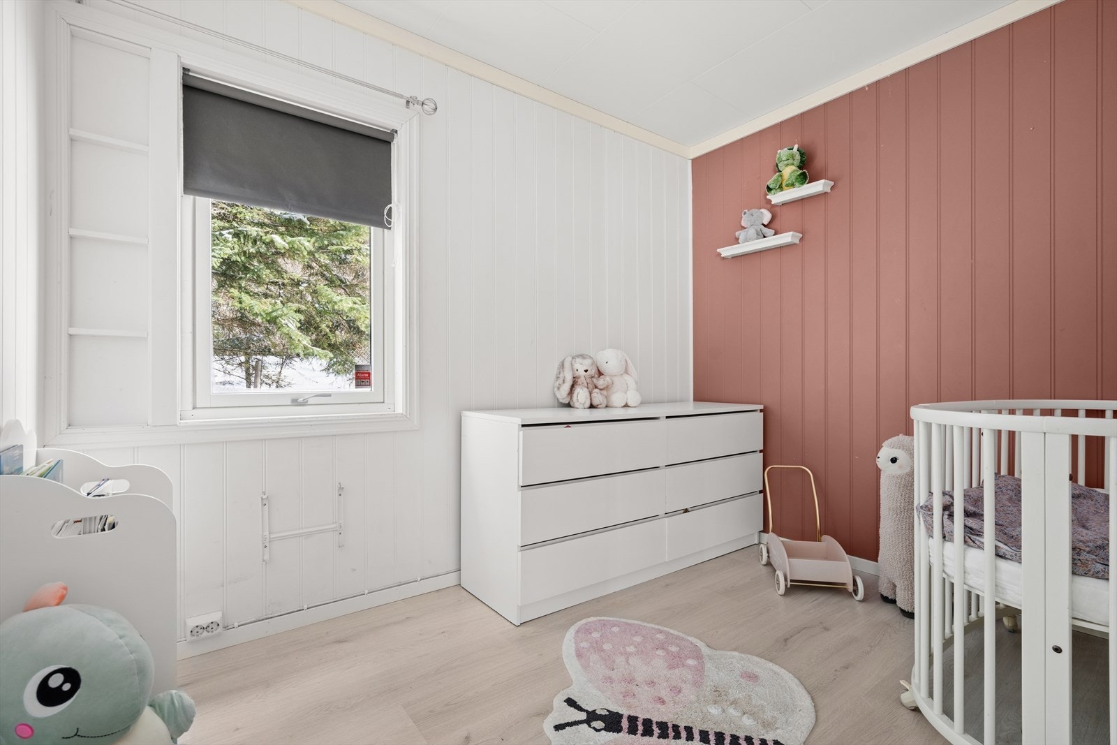 Boligen har 2 soverom av god størrelse. Begge soverommene har store vinduer som slipper inn mye naturlig lys, noe som skaper en lys og trivelig atmosfære. Galleribilde