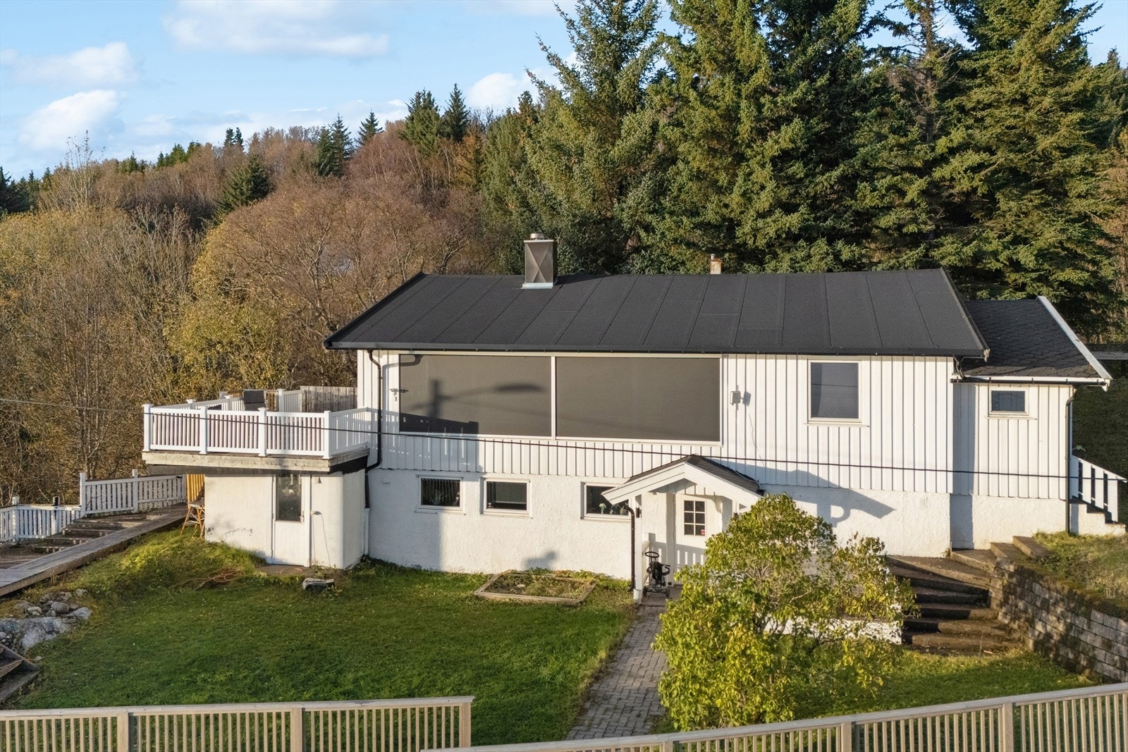 Eiendommen ligger med panoramautsikt mot sør, til store deler av Saltenfjorden og med meget gode sol og lysforhold i sone sør, sørvest og øst. Galleribilde