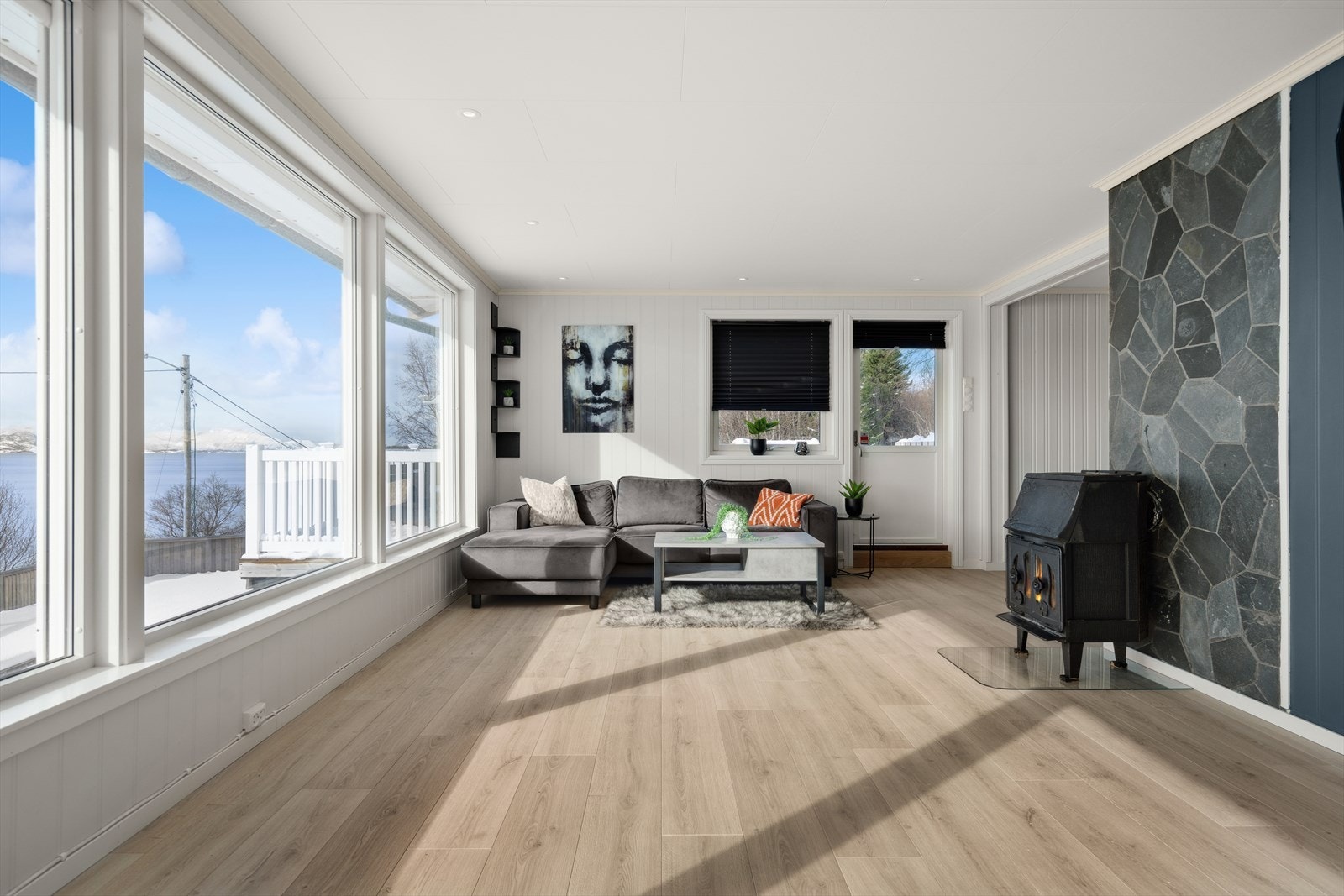 Stuen er et lyst og luftig rom som innbyr til både avslapning og sosialt samvær. Galleribilde