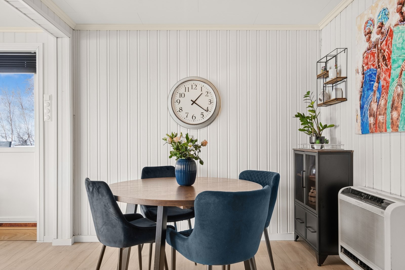 Det er god plass til et koselig spisebord, hvor du kan nyte måltidene dine i en hyggelig atmosfære. Galleribilde