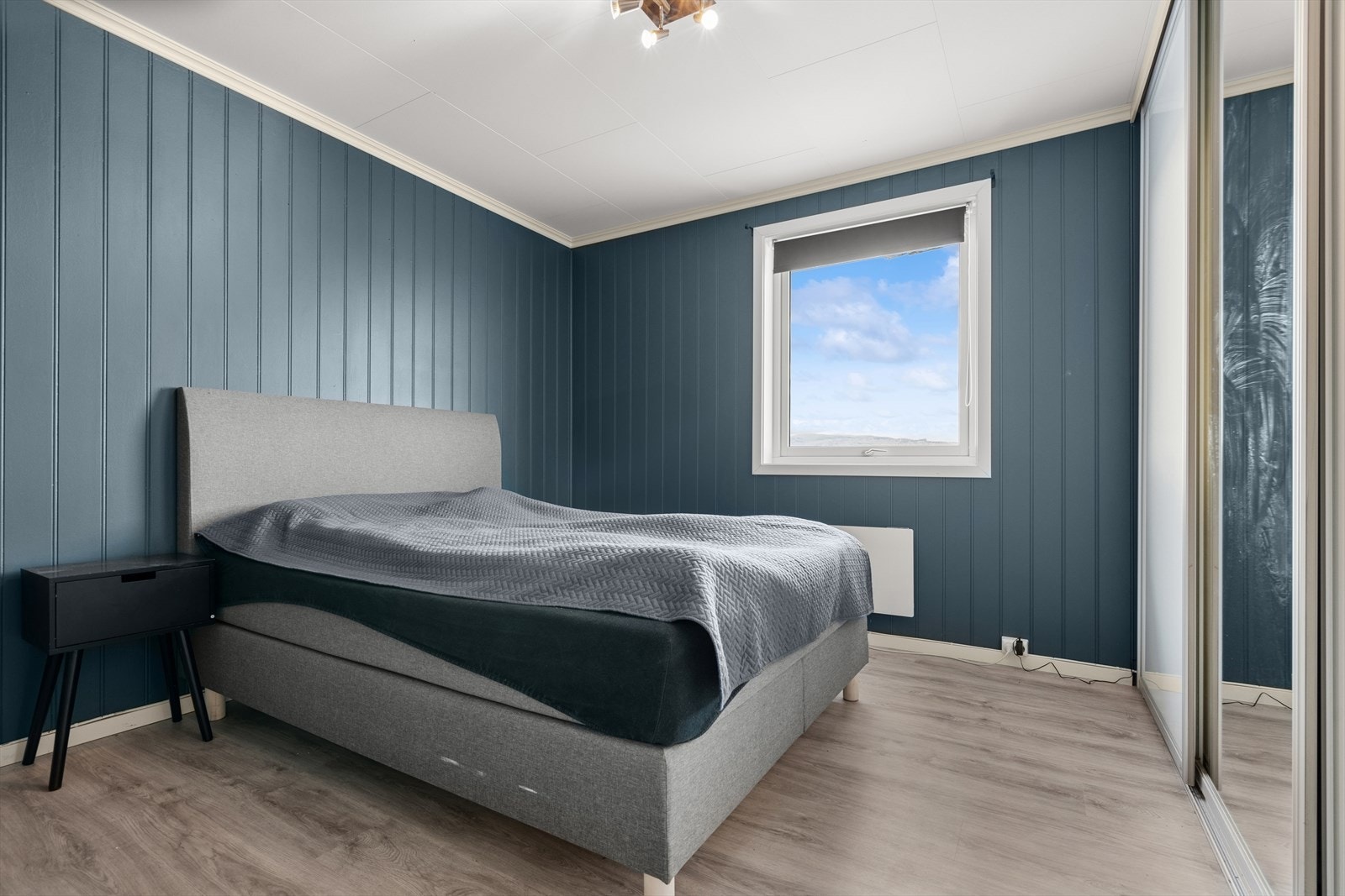 Soverom med skyvedørs garderobe og god plass til oppbevaring. Galleribilde