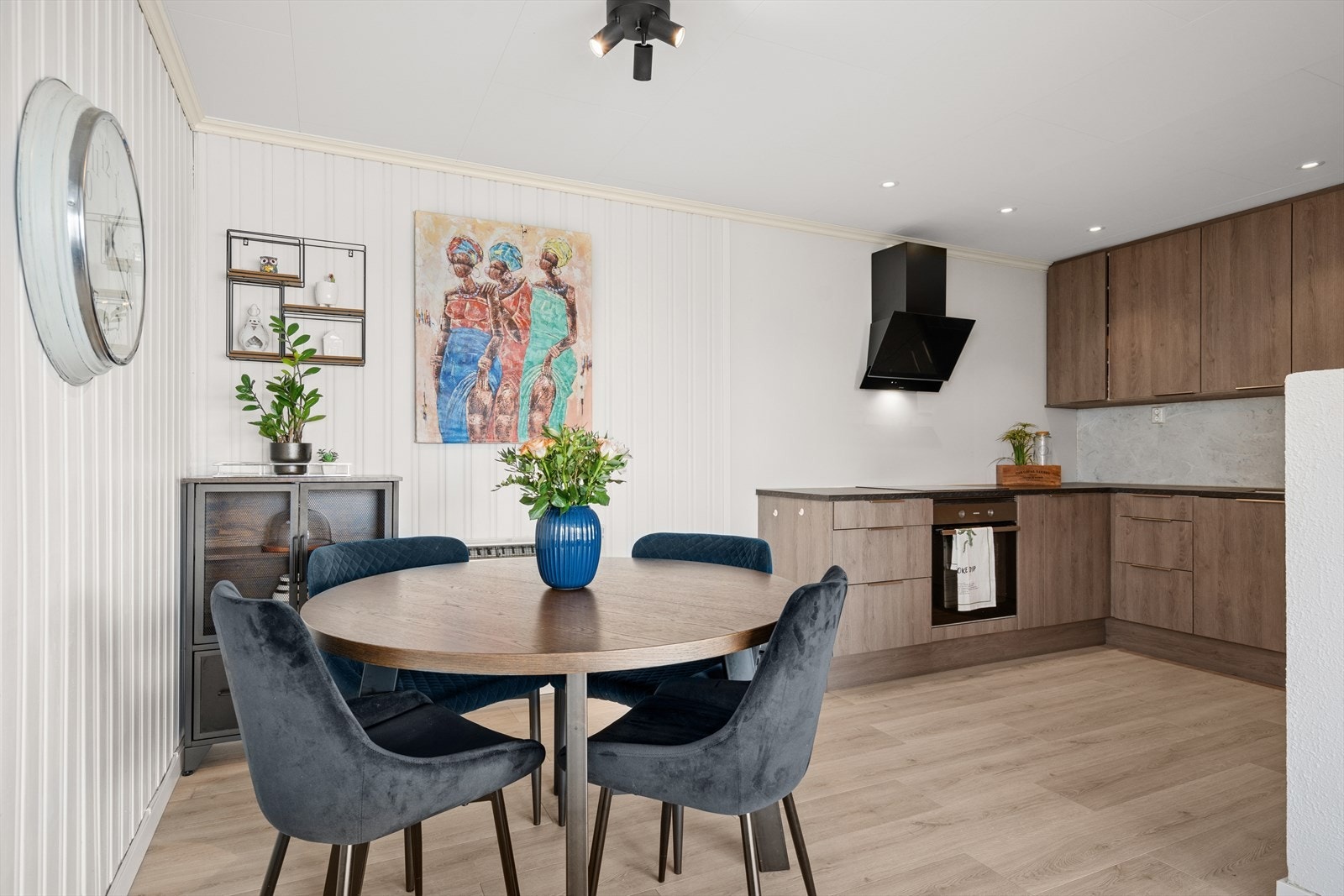 Kjøkkenet er også utstyrt med moderne hvitevarer som gjør matlagingen til en lek. Åpen løsning mot stue gir rom for å undeholde gjester samtidig ved kokkelering. Galleribilde