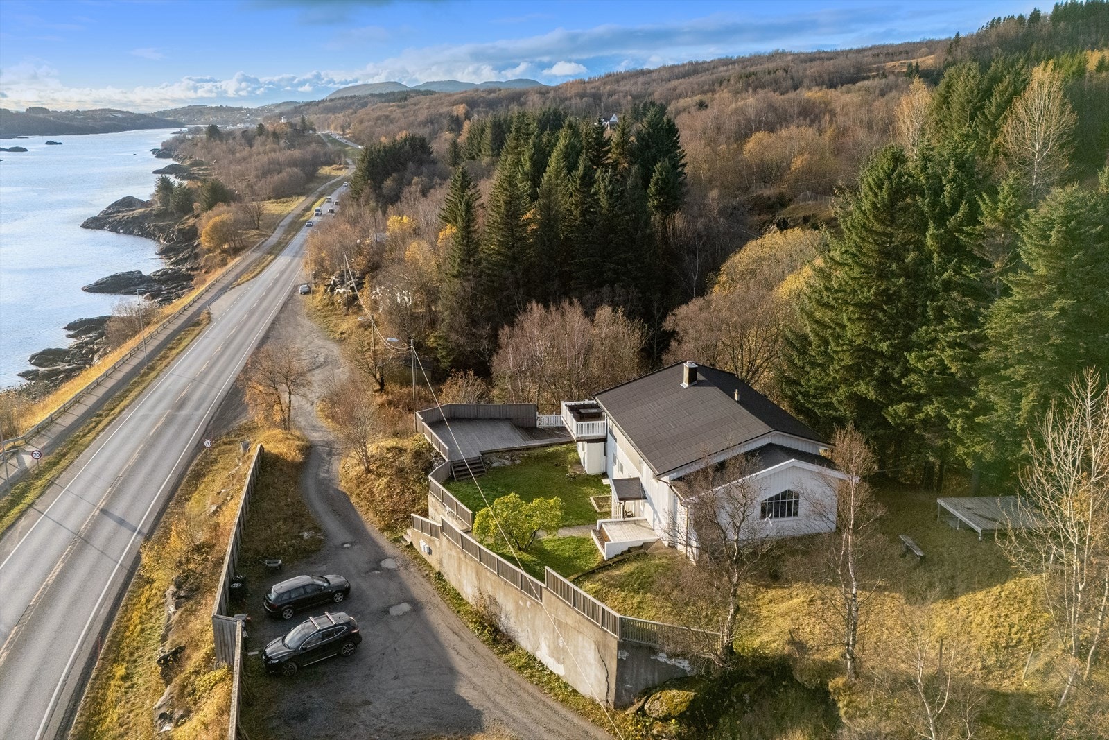 Eienommen har en høy og fri beliggenhet med fantastiske lys og utsiktsforhold. Galleribilde