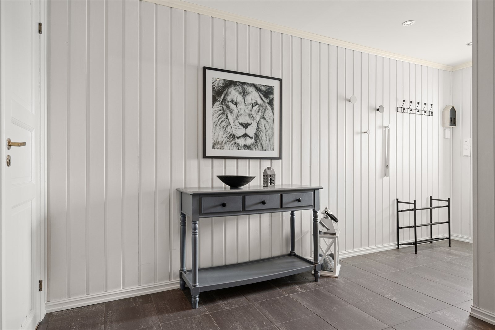 eggene er malt i lyse, nøytrale farger som reflekterer lyset og skaper en følelse av romslighet og åpenhet. Galleribilde