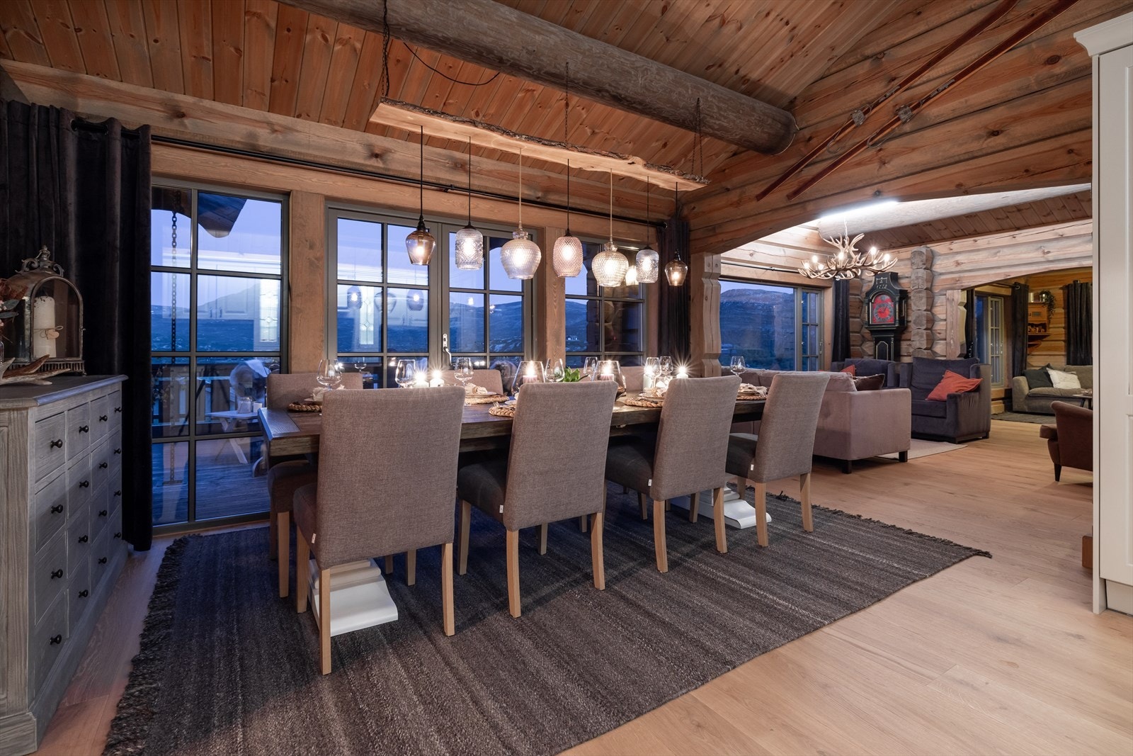 Tre stuer på rad skaper en spektakulær romfølelse med store vindusflater som åpner opp mot en fantastisk utsikt Galleribilde