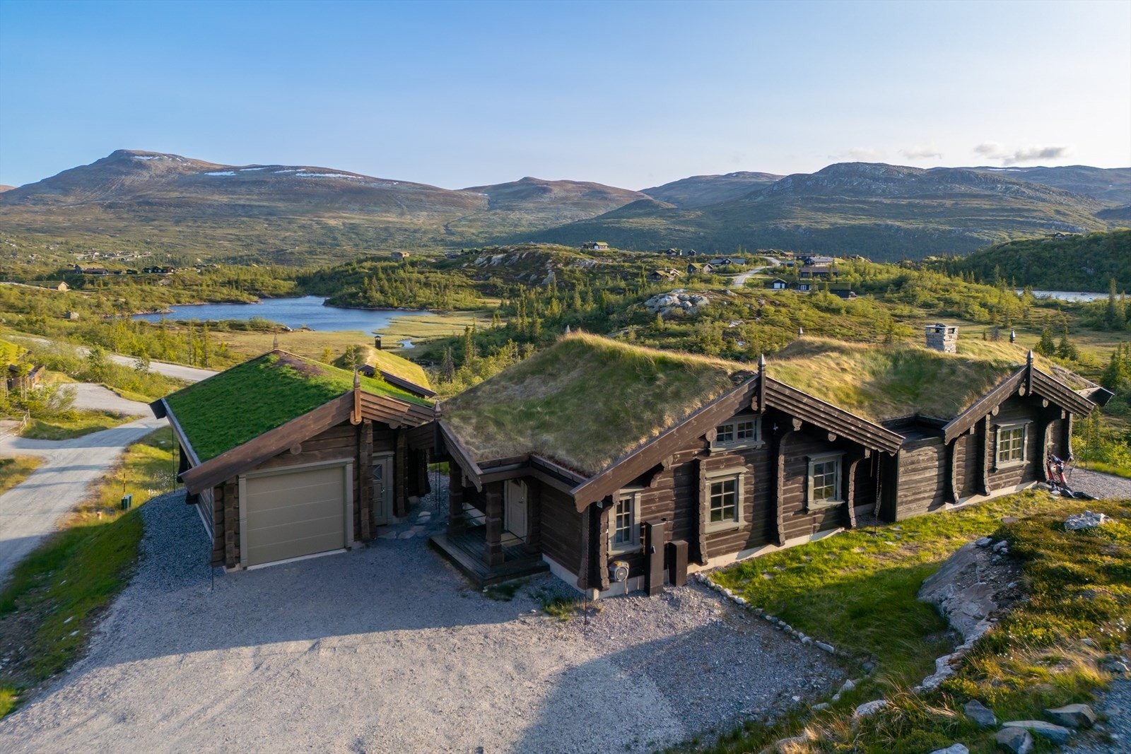 Med høyde i terrenget får du en luftig plassering og nært uforstyrret utsikt mot Høgevardetoppen. Galleribilde