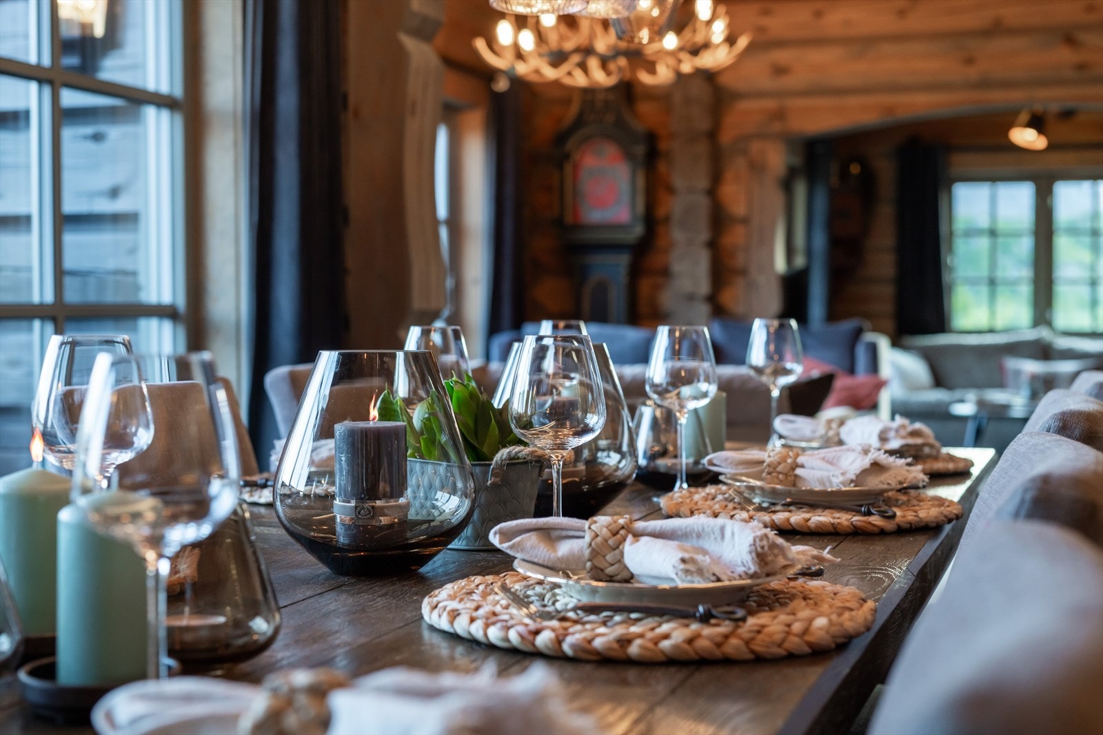 Her kan man nyte gode måltider og hyggelig selskap med en fantastisk utsikt Galleribilde