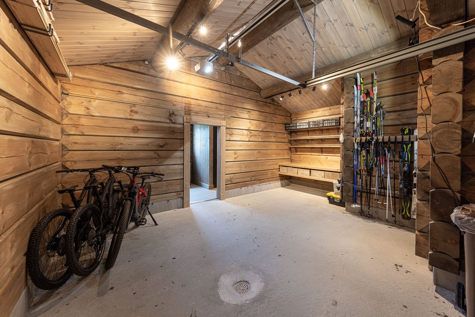 Romslig garasje på 37 kvm med plass til en bil. For øvrig er det godt med parkeringsplasser ved gårdsplassen Galleribilde