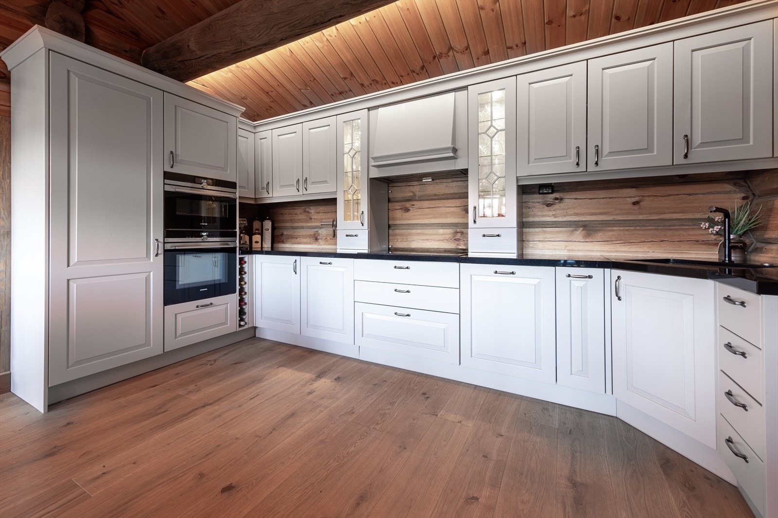 Elegant kjøkken, med profilerte fronter og integrerte hvitevarer Galleribilde