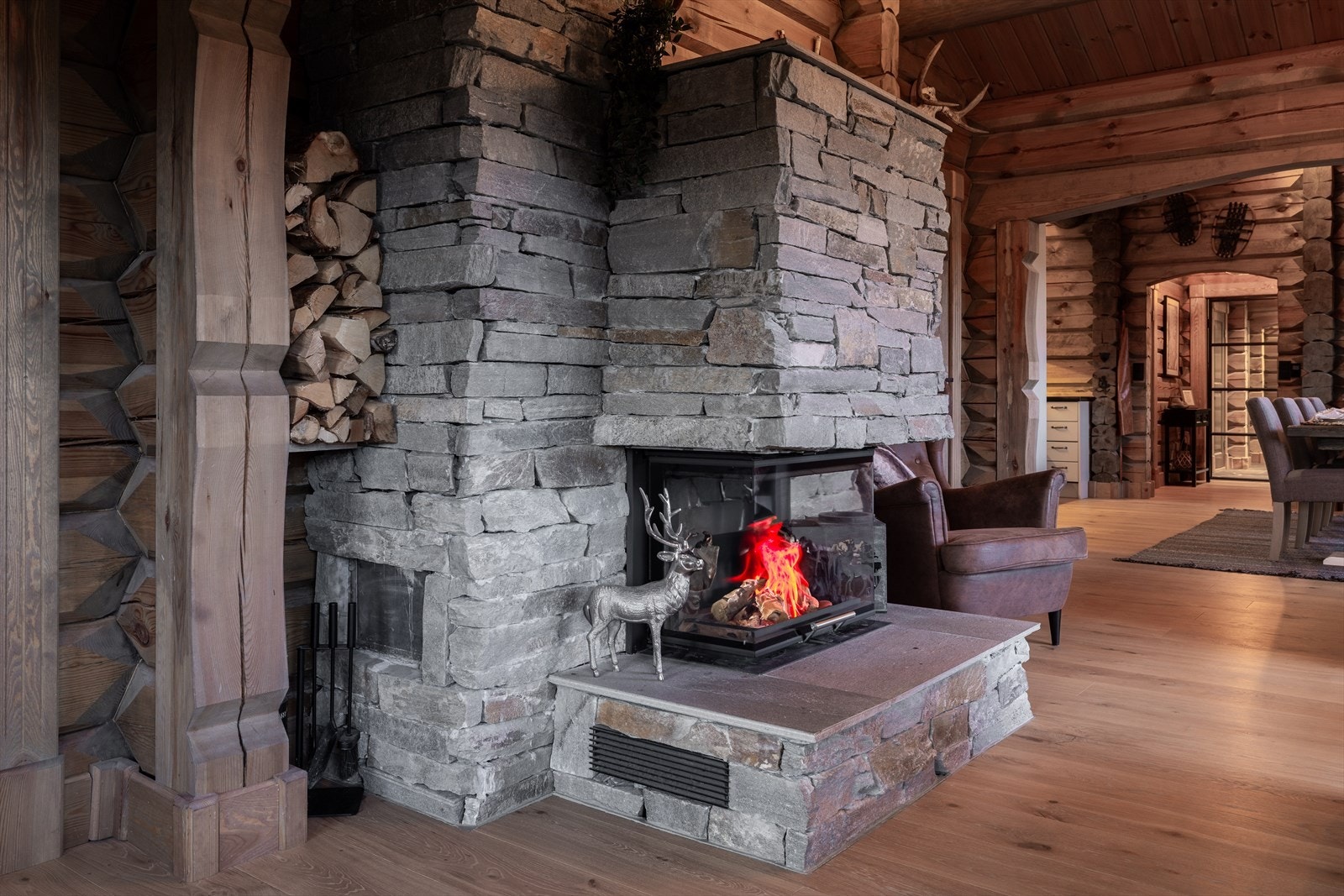 Midtpunktet i stua er en flott peis som både varmer og imponerer Galleribilde
