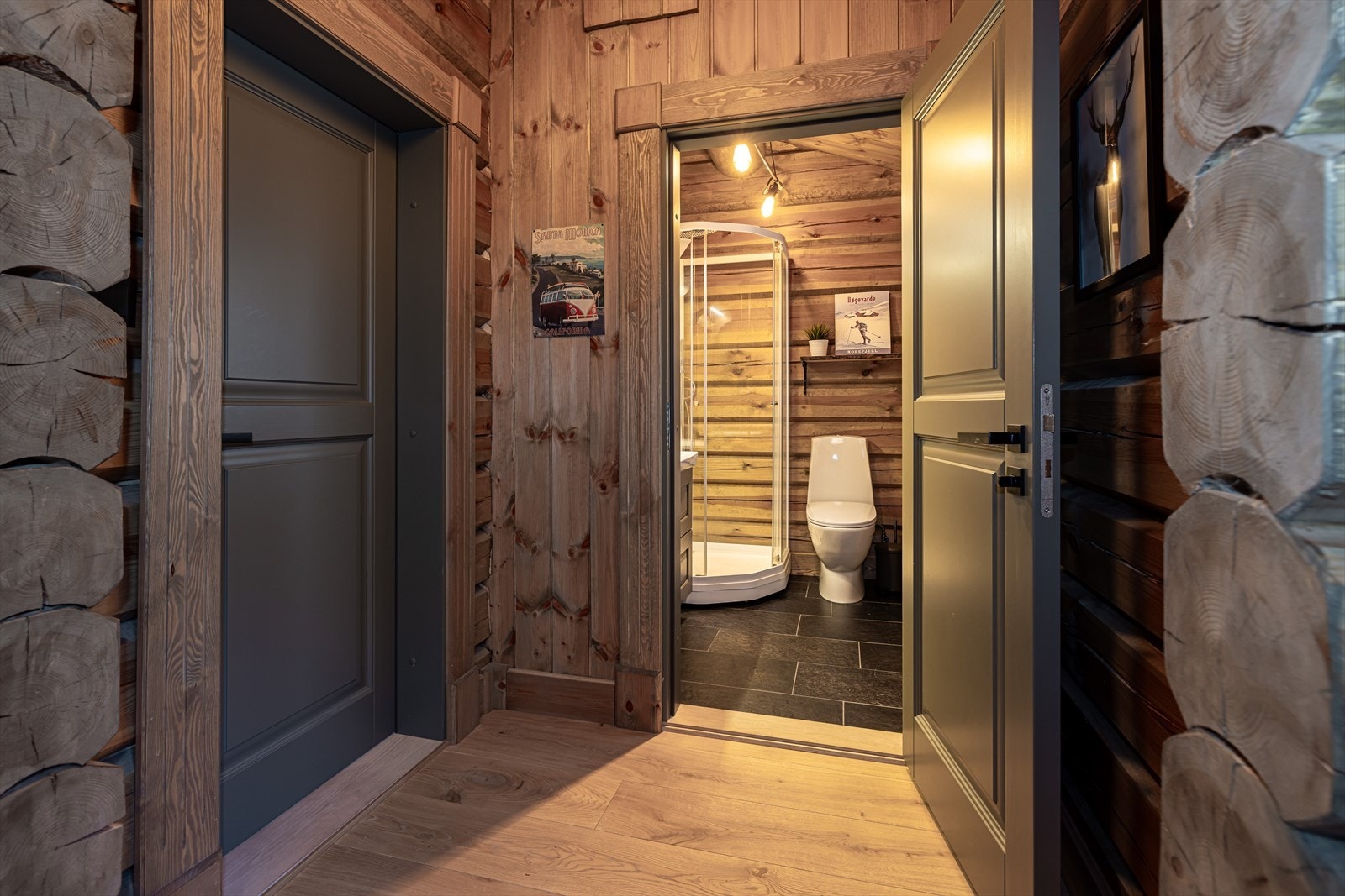 Hytta har appstyrt vannbåren varme med varmepumpe som oppvarmingskilde. Galleribilde