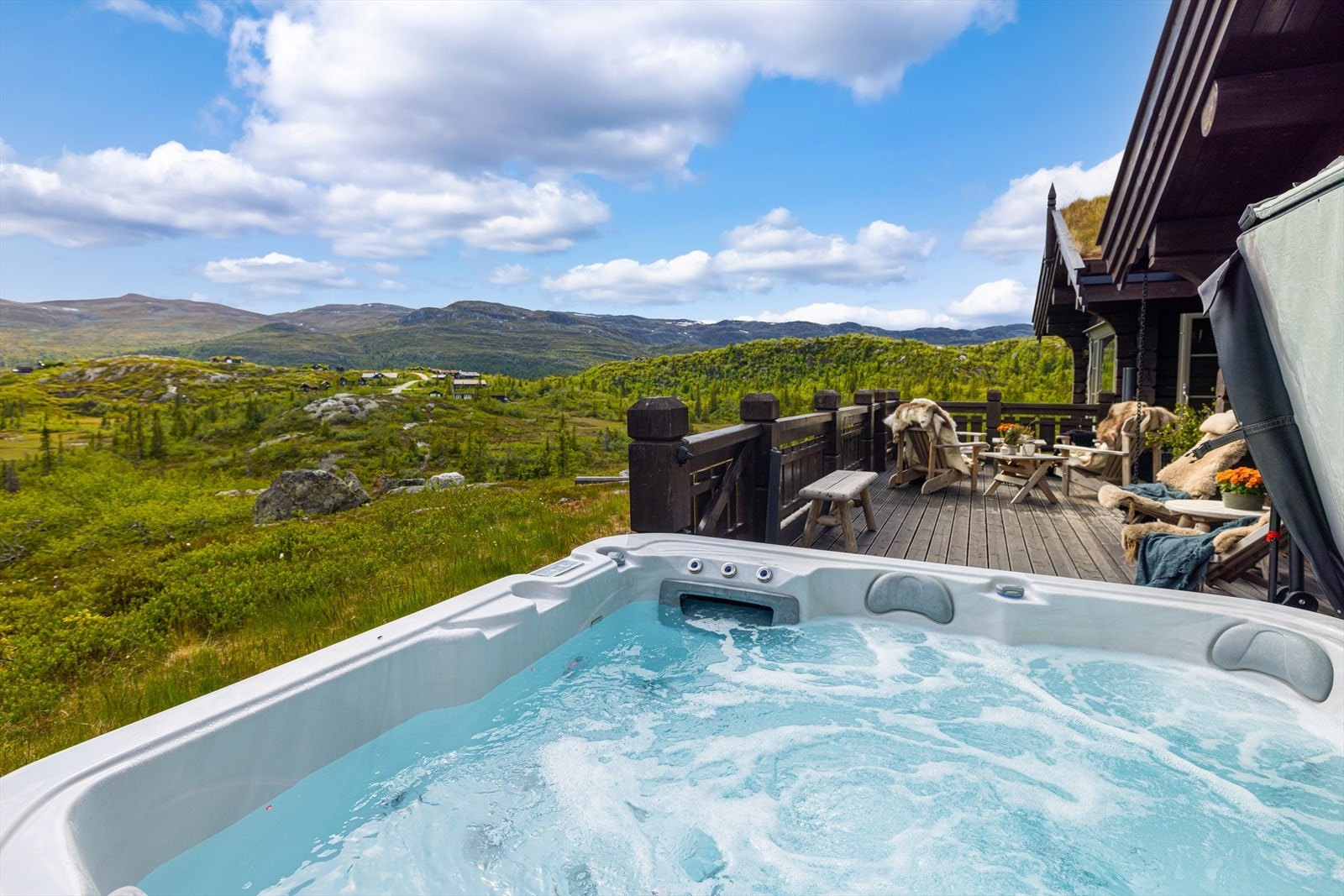 Her kan du nyte solfylte dager i fred og ro med naturen som nabo Galleribilde