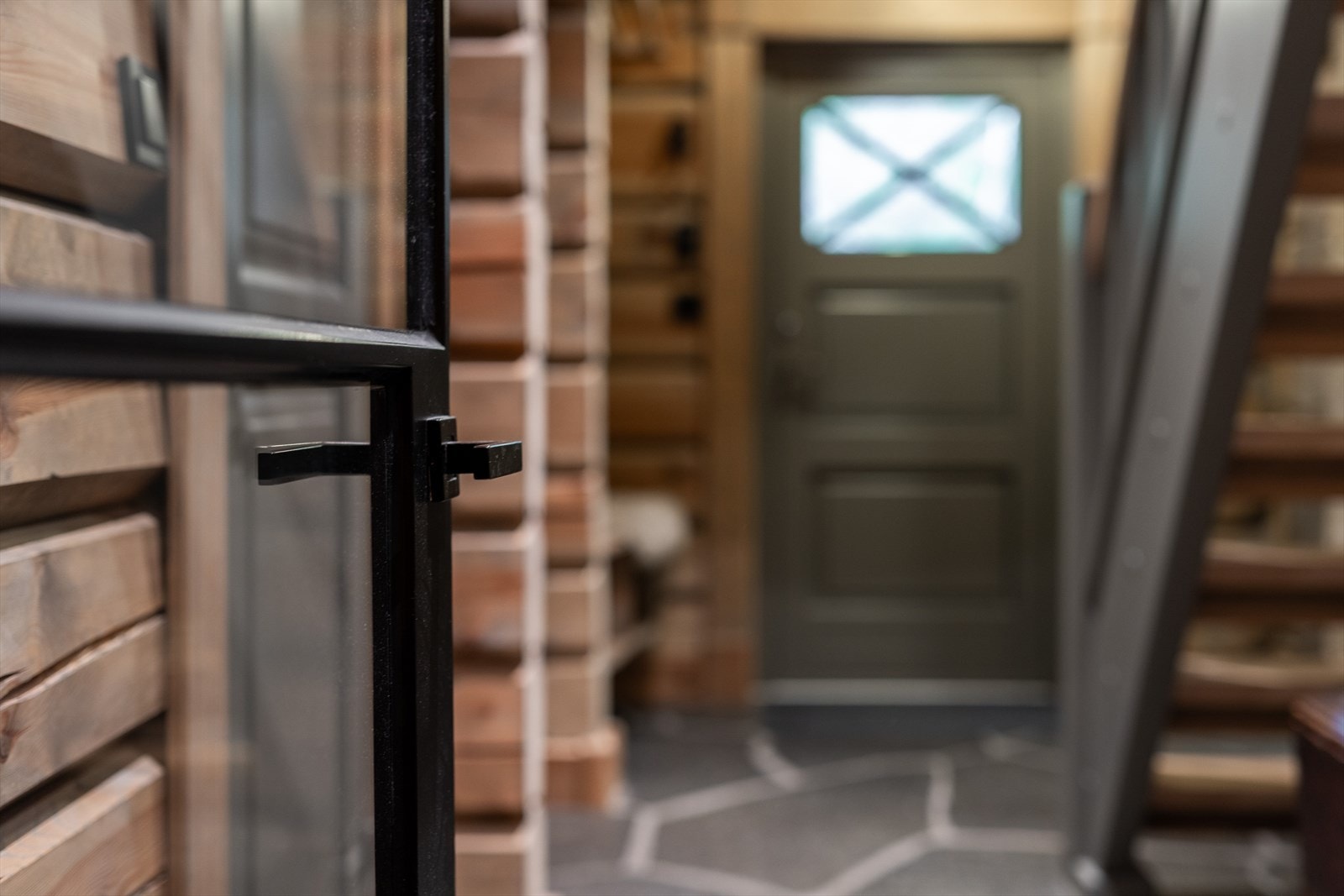 Lekker smijernsdør mellom inngangsparti og kjøkken Galleribilde