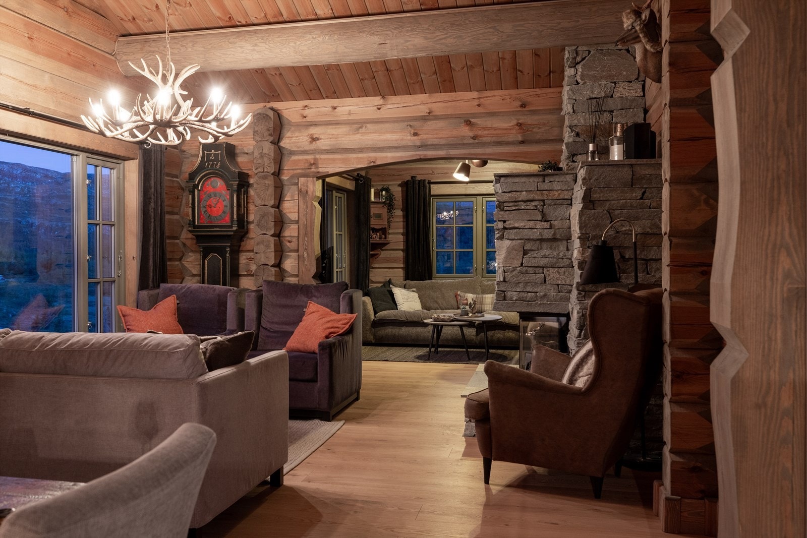 Luftig stue med rikelig plass til flere sittegrupper, her er det hele 3 meter til mønet Galleribilde