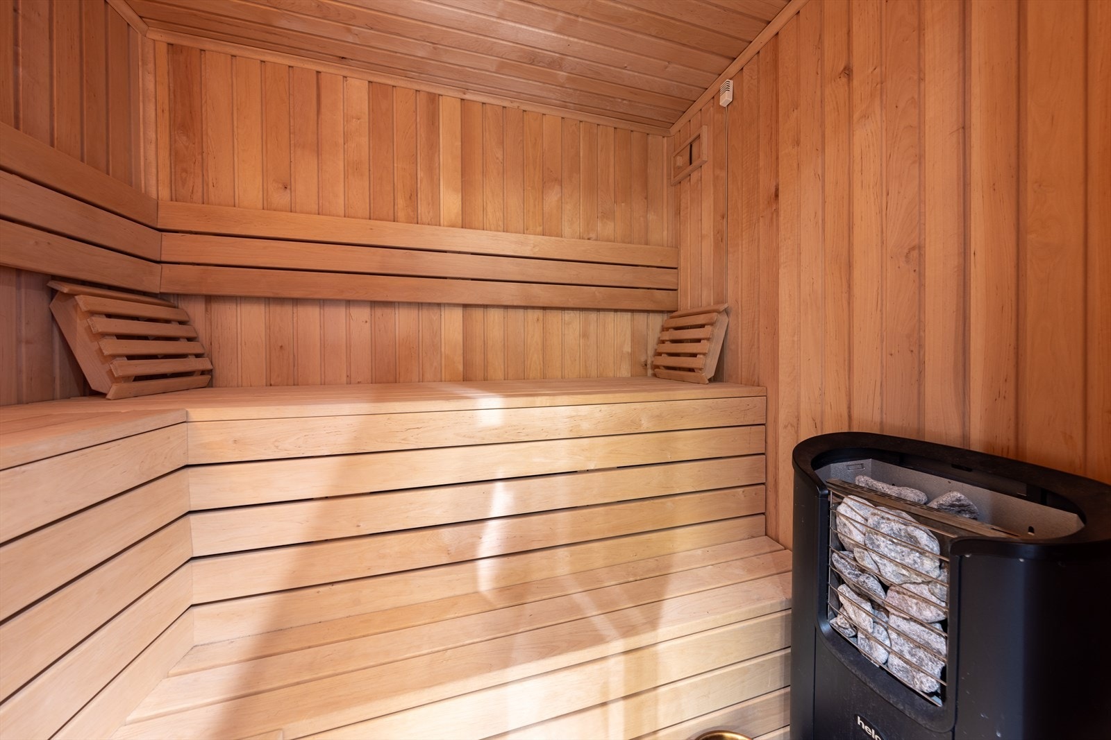 Badstue - romslig med to nivåer av benker i naturlig furu. Galleribilde