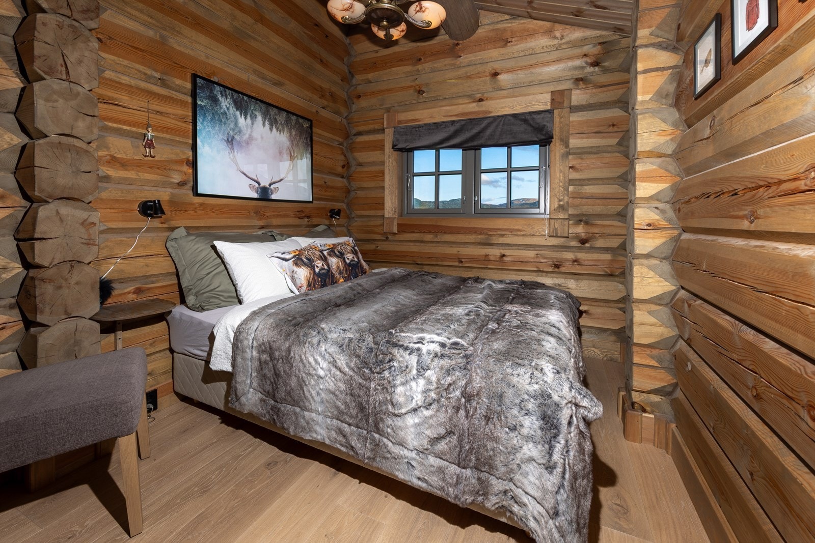 Romslig soverom med god plass til dobbeltseng. Galleribilde