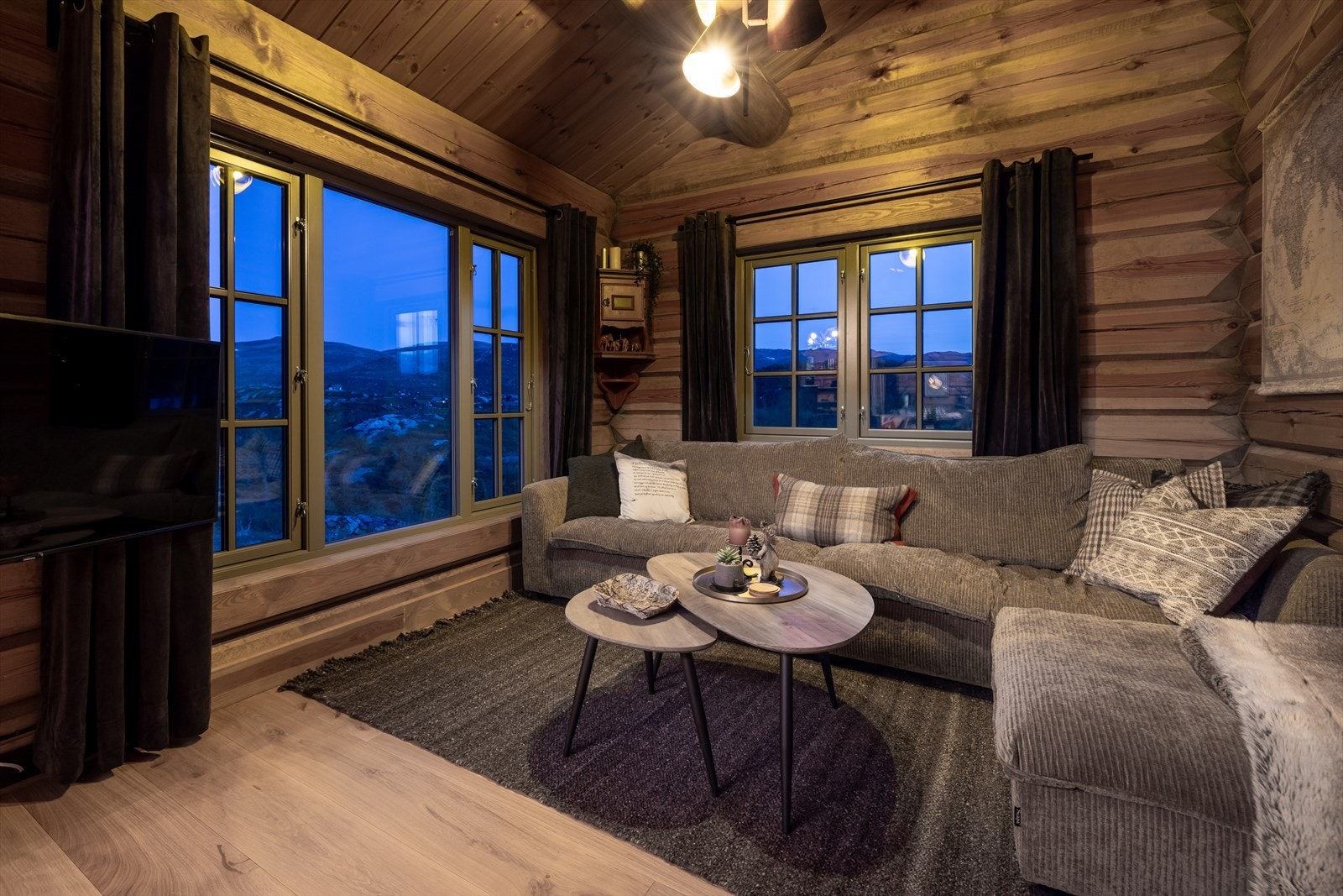 Innerst er en trivelig TV-stue med god plass til sofakrok Galleribilde