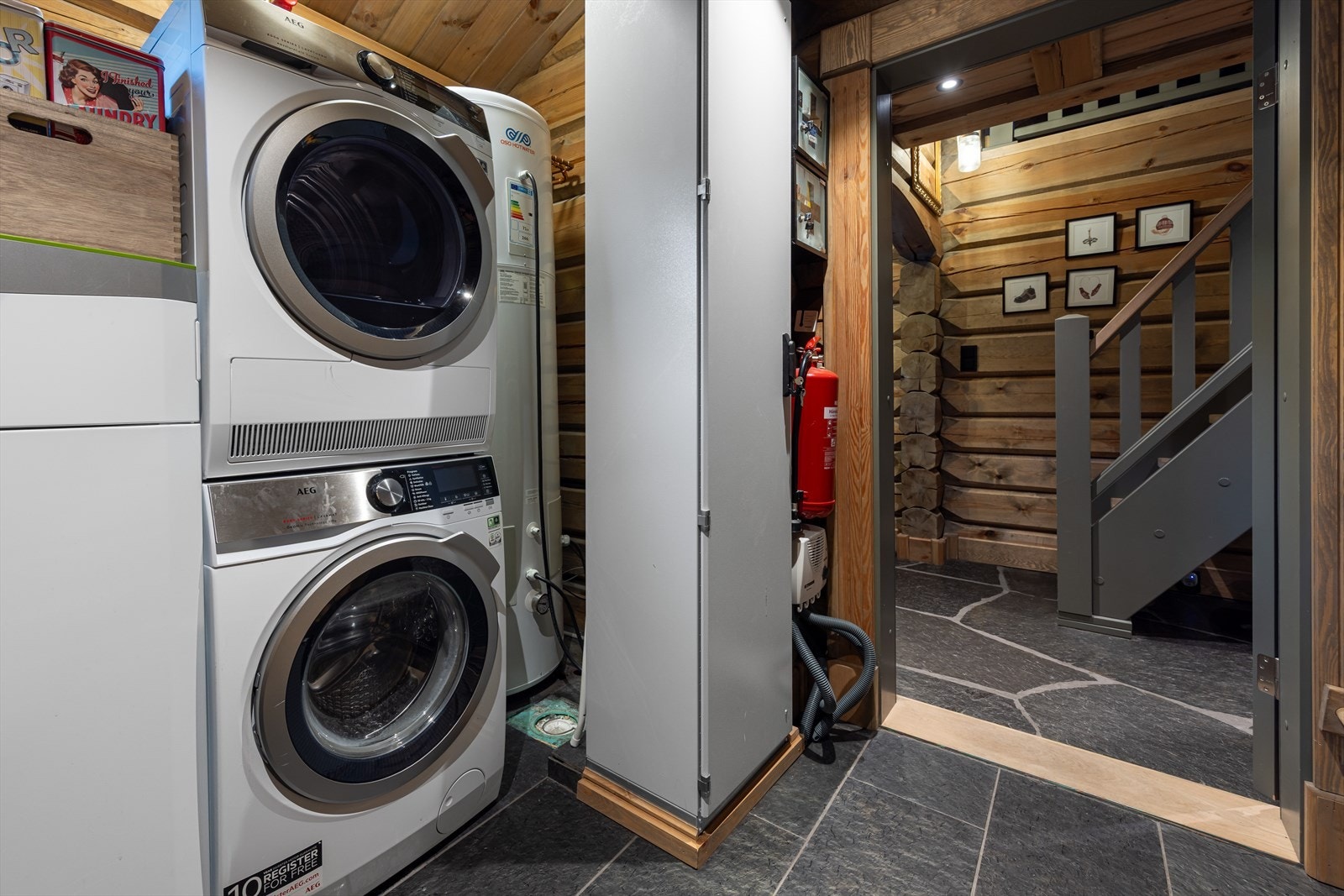 Praktisk og romslig vaskerom/teknisk rom. Galleribilde
